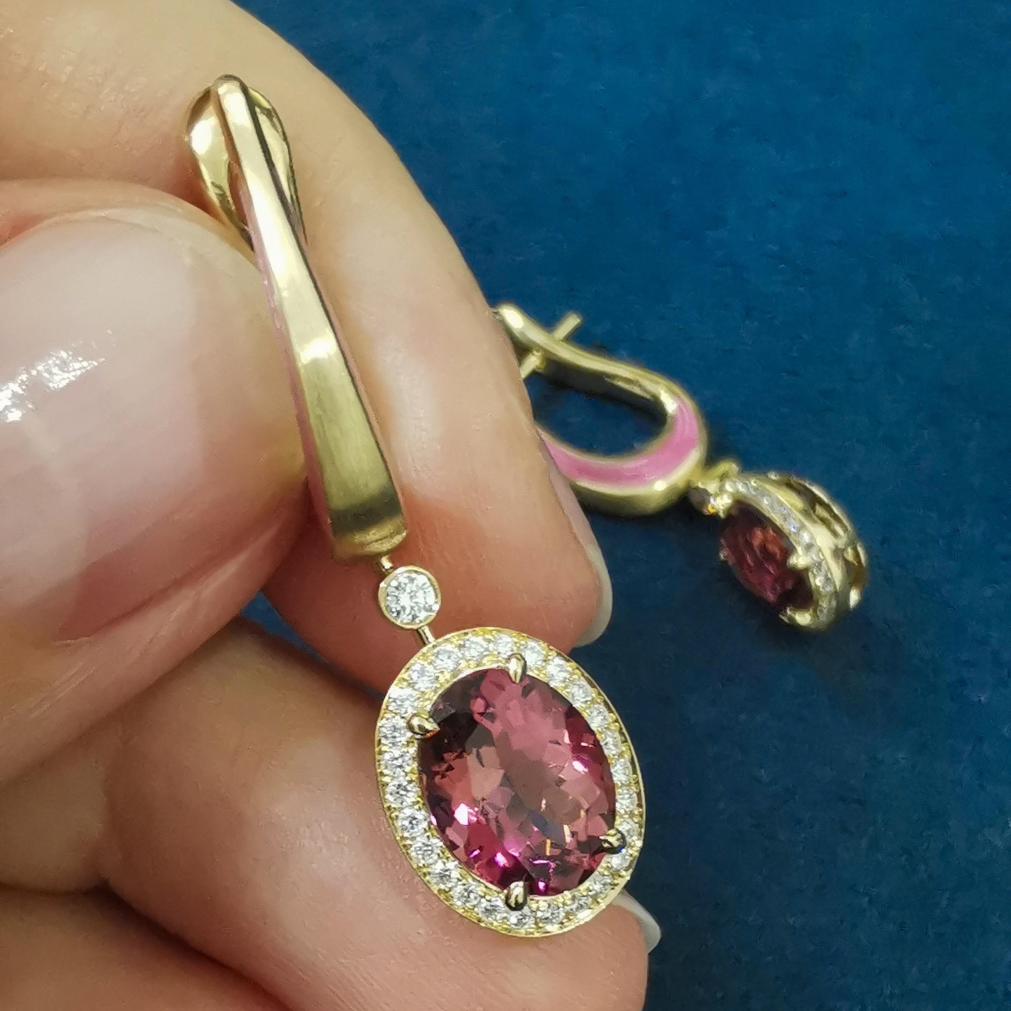 Contemporain Boucles d'oreilles classiques en or jaune 18 carats avec tourmaline rose, diamants et émail en vente