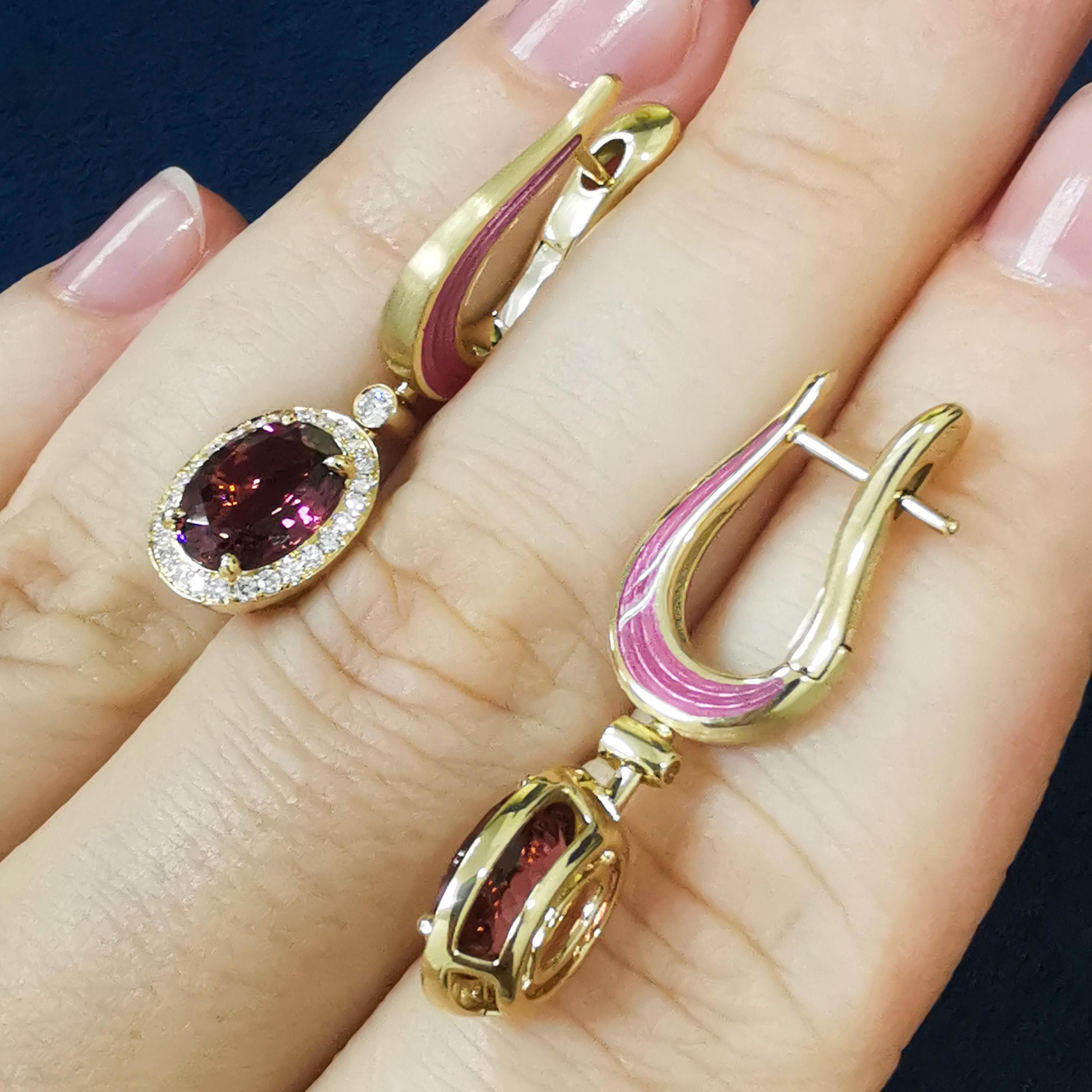 Boucles d'oreilles classiques en or jaune 18 carats avec tourmaline rose, diamants et émail Pour femmes en vente