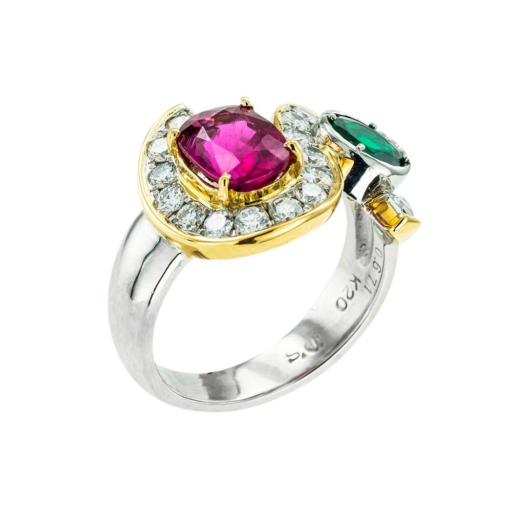 Contemporain Bague en or jaune et platine avec tourmaline rose, émeraude et diamant en vente