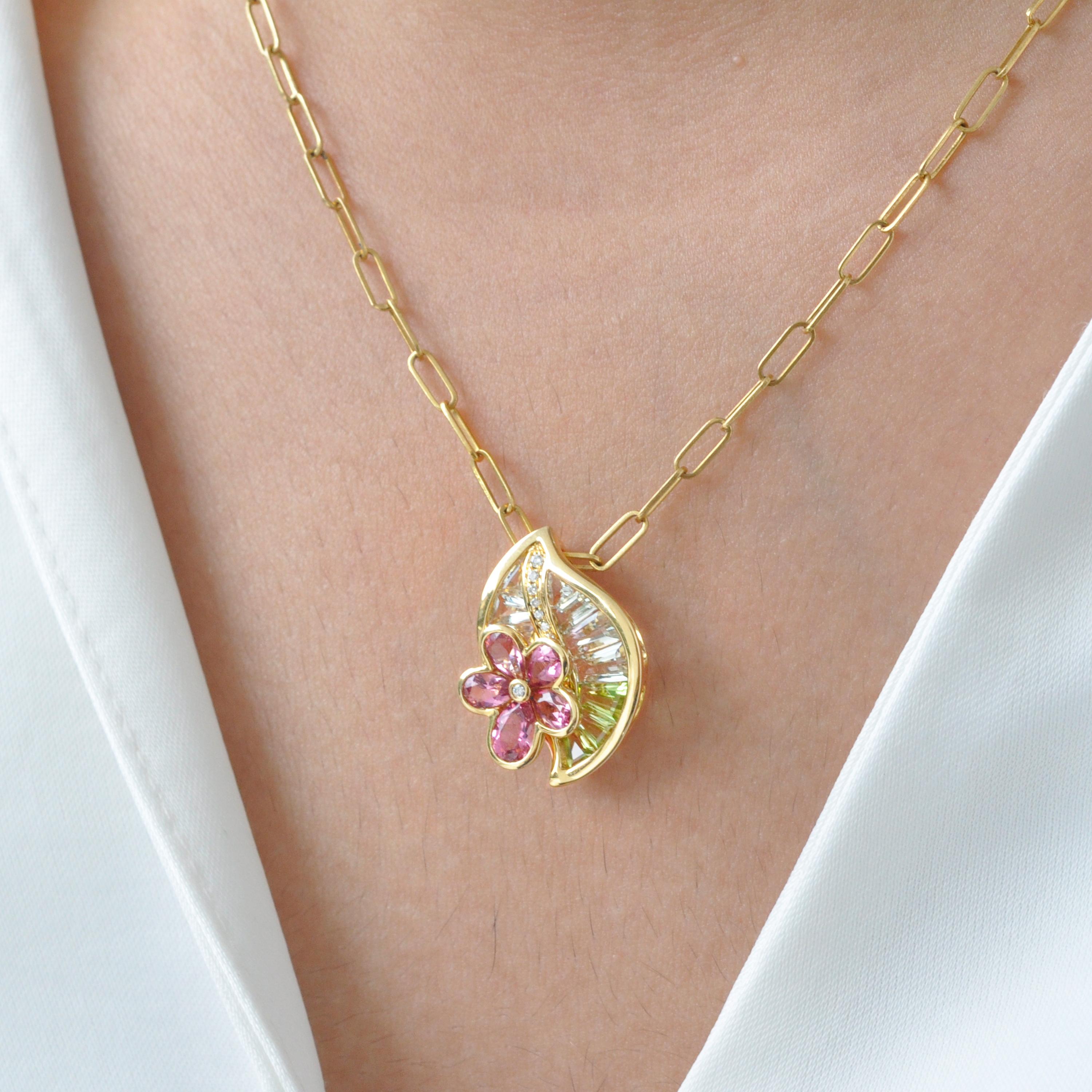 Contemporaneo Ciondolo a forma di foglia conica con tormalina rosa e peridoto in oro giallo 18 carati in vendita