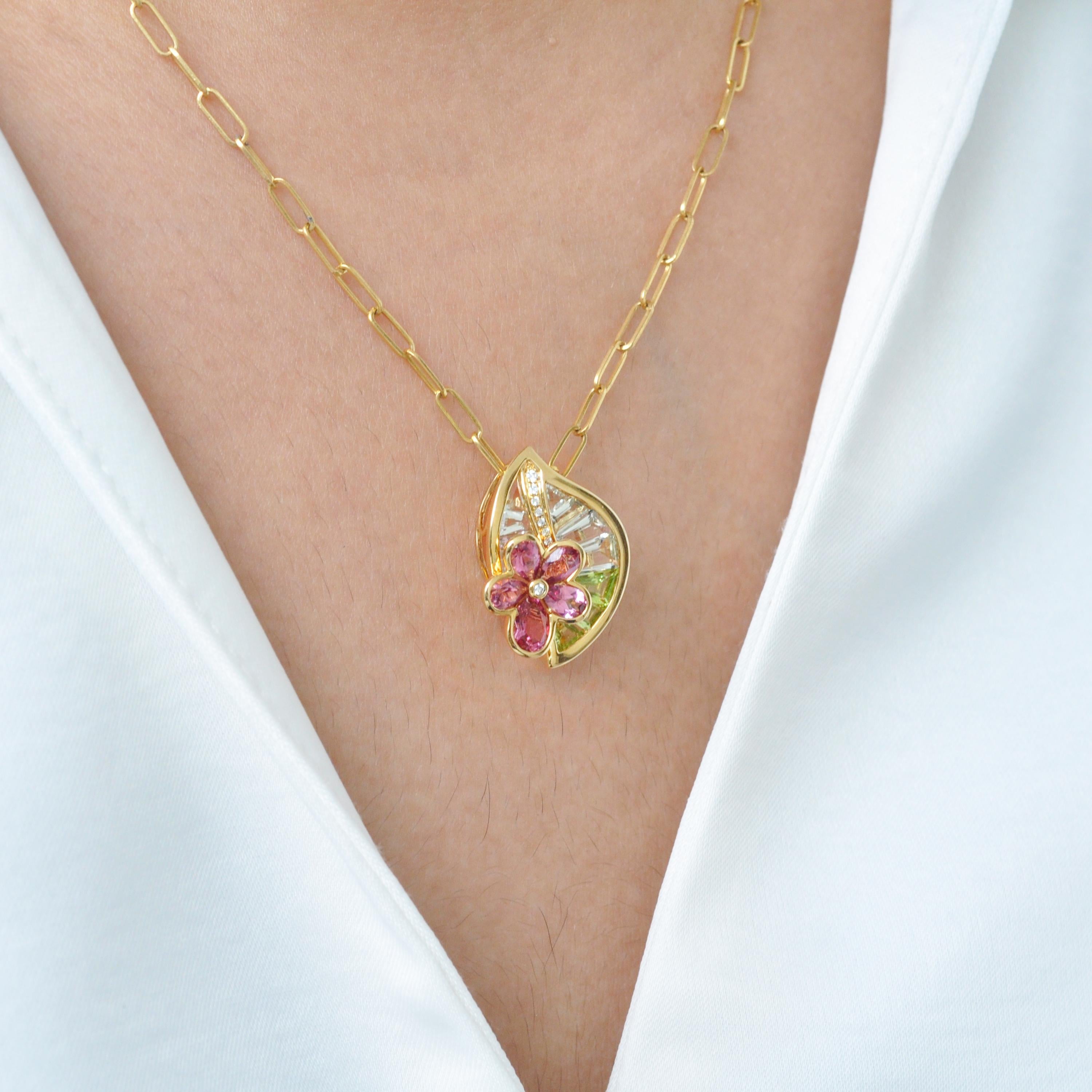 Baguette rastremato Ciondolo a forma di foglia conica con tormalina rosa e peridoto in oro giallo 18 carati in vendita
