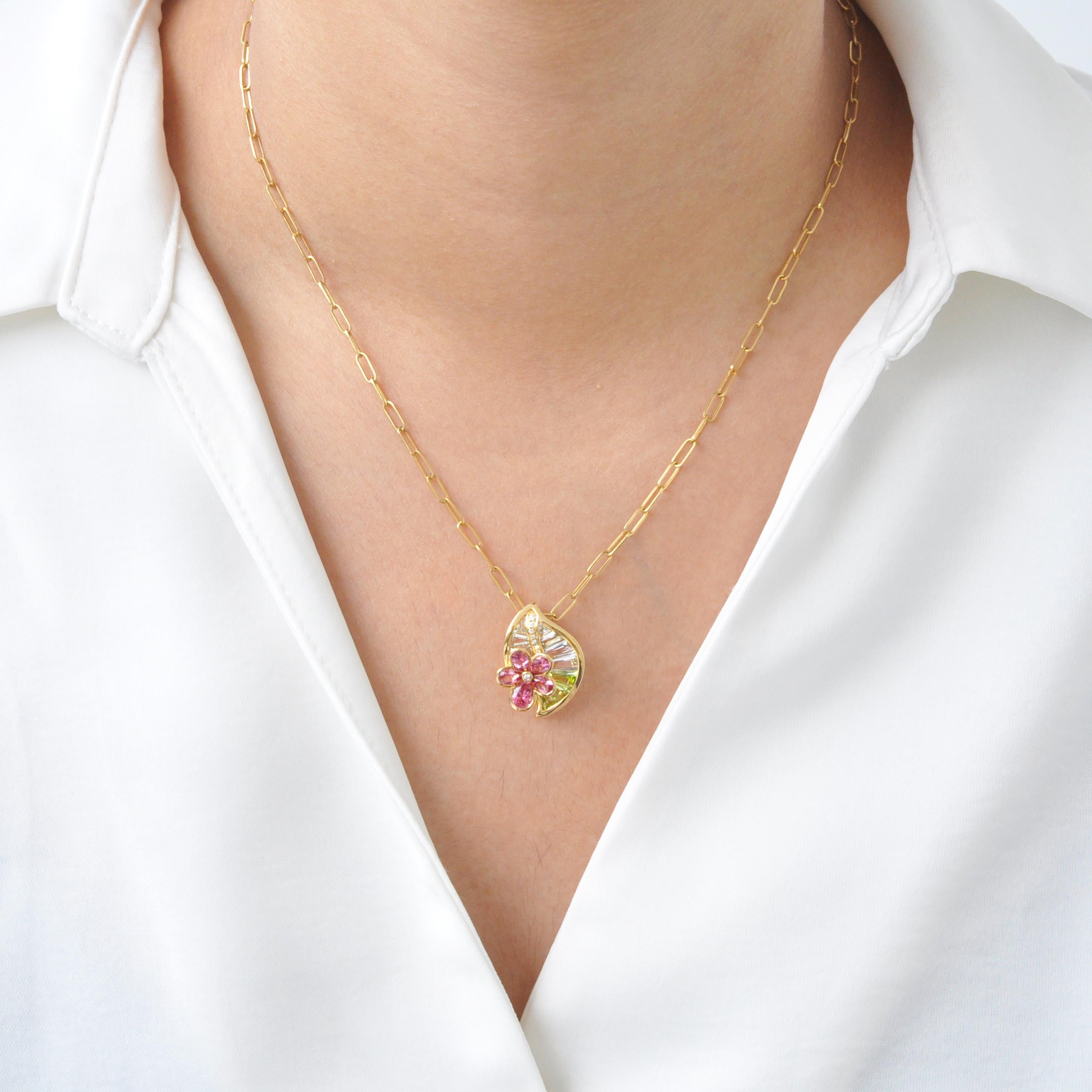 Ciondolo a forma di foglia conica con tormalina rosa e peridoto in oro giallo 18 carati In condizioni Nuovo in vendita a Jaipur, Rajasthan