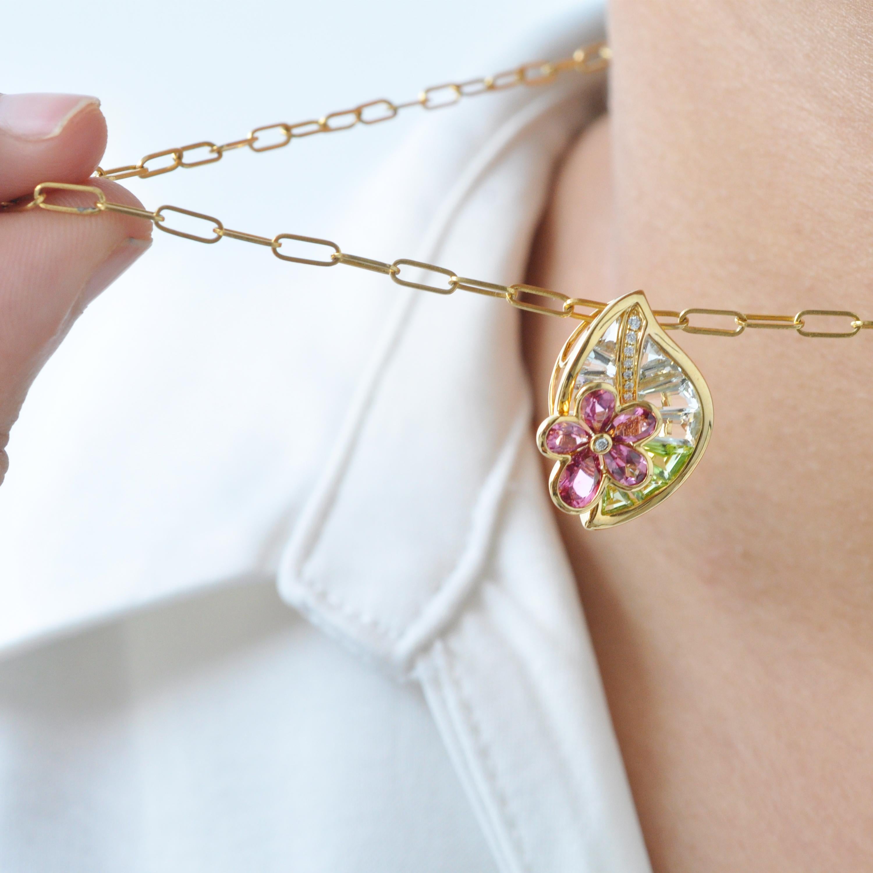 Donna Ciondolo a forma di foglia conica con tormalina rosa e peridoto in oro giallo 18 carati in vendita