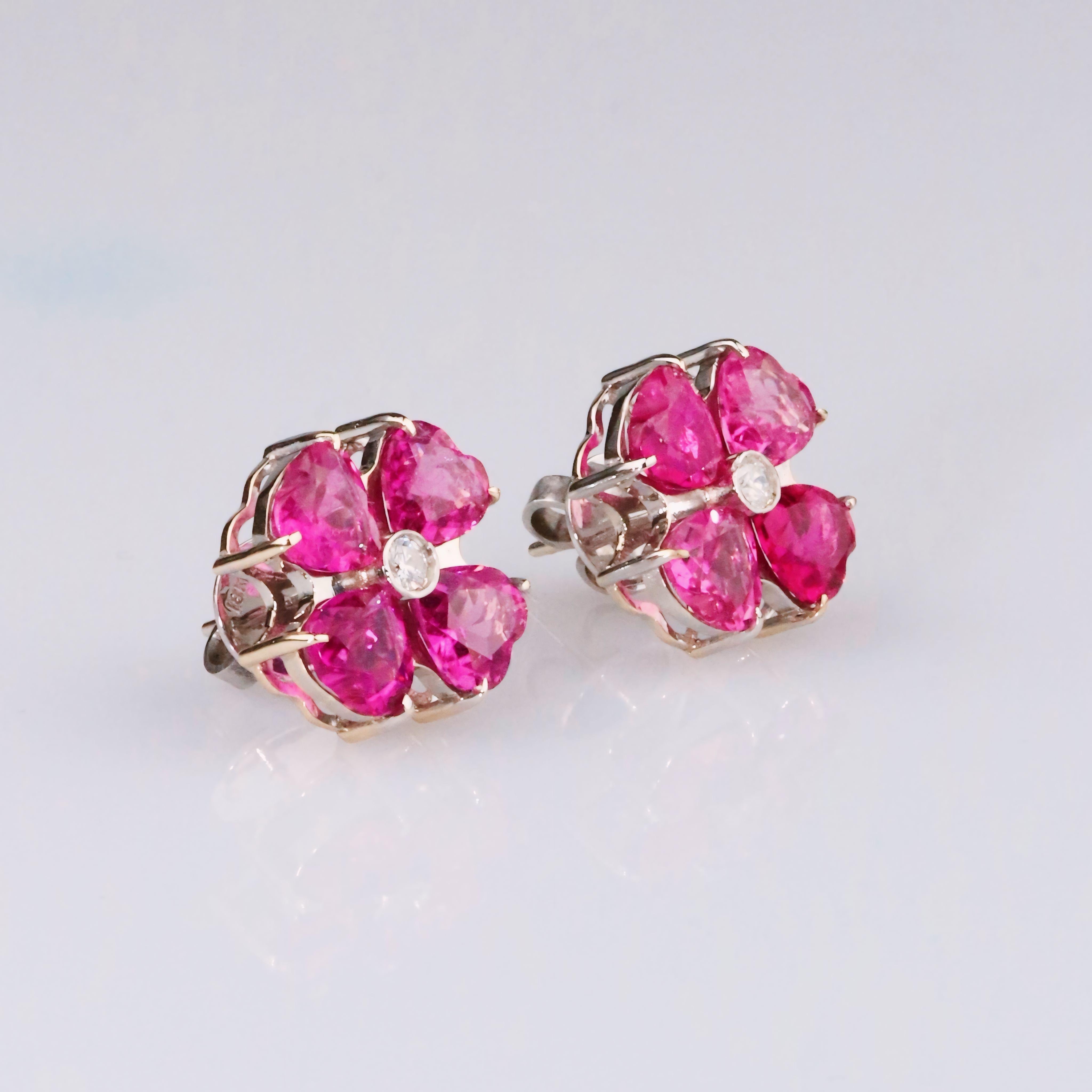 Oro blanco macizo de 18 quilates

Gemas de Turmalina Rosa Natural: Forma de corazón, Tamaño 6x6mm cada una, Peso 6.40 cts

Diamante Natural: Tamaño 2,5 mm, talla redonda

Gemas de Turmalina Rosa Natural: Forma de corazón, Tamaño 6x6mm cada una, Peso