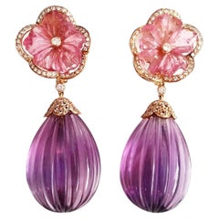 Boucles d'oreilles en gouttes gravées avec fleurs en tourmaline rose, or rose 18 carats, diamants et améthyste