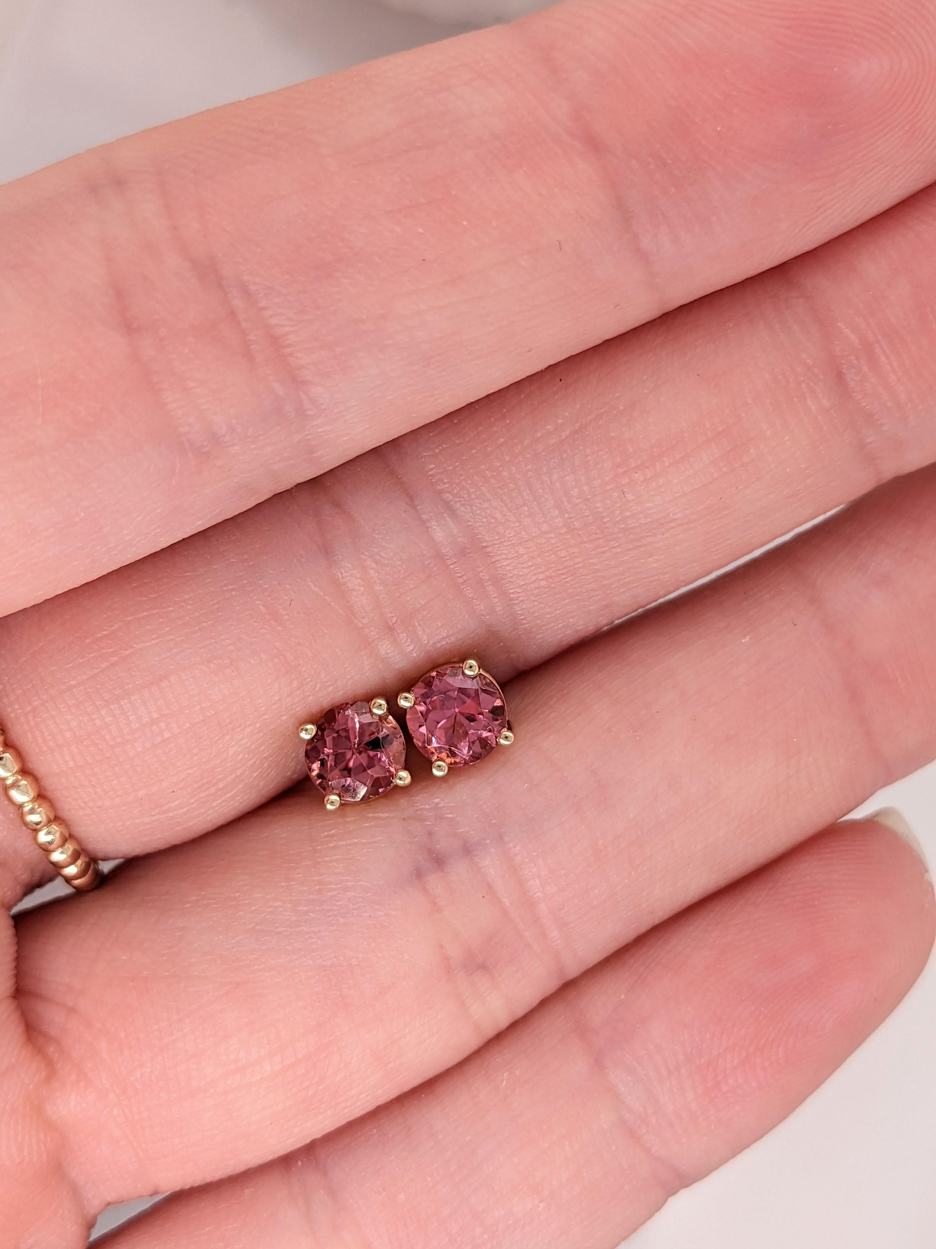 Orecchini solitari in tormalina rosa naturale con montatura a quattro punte in oro massiccio 14K. La tormalina rosa brillante e rotonda brilla meravigliosamente in questi orecchini a perno. Il supporto di attrito consente di indossare le scarpe in
