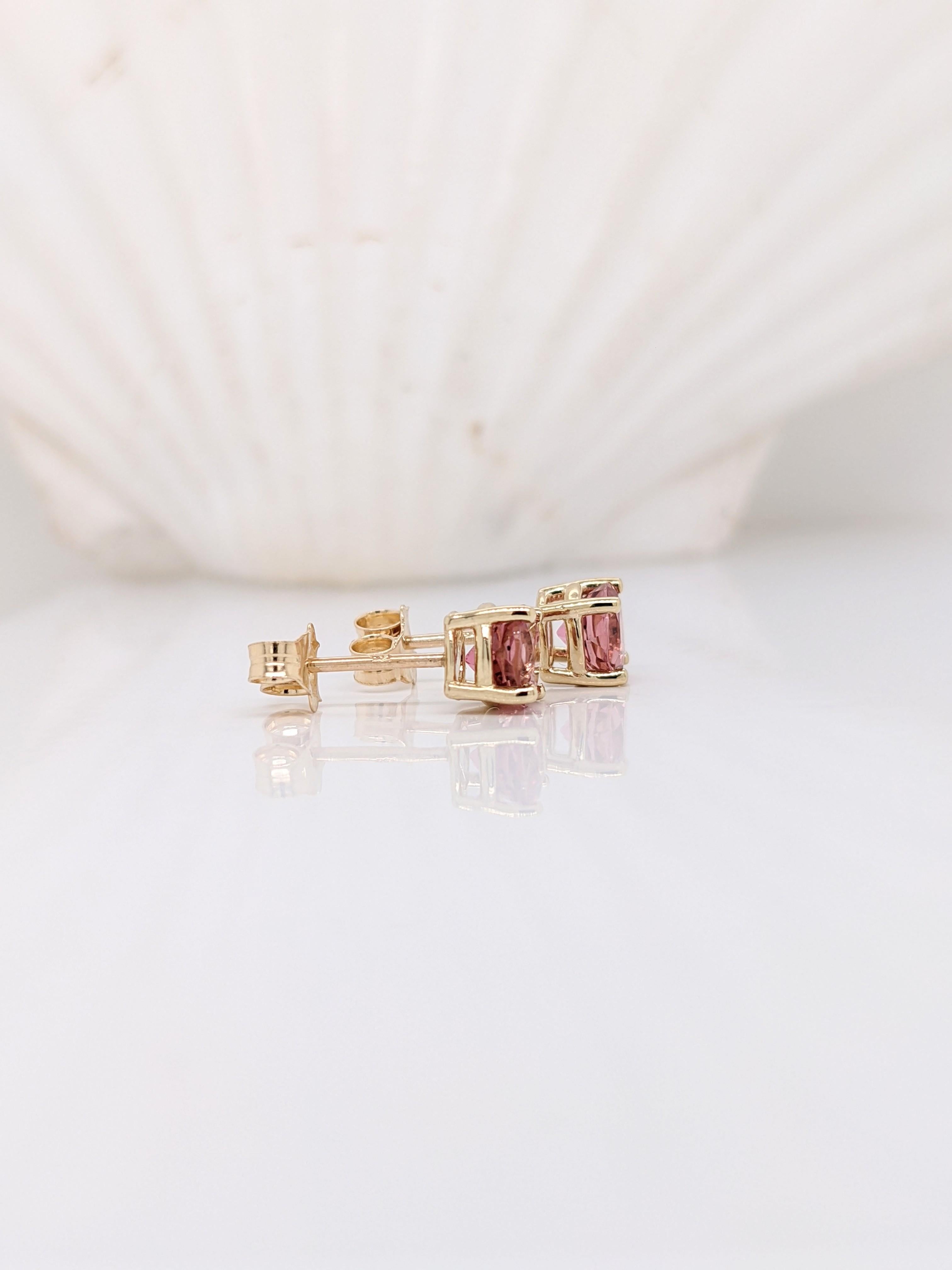 Taglio rotondo Orecchini solitari a quattro punte con tormalina rosa in oro massiccio 14K  Tondo da 5 mm in vendita