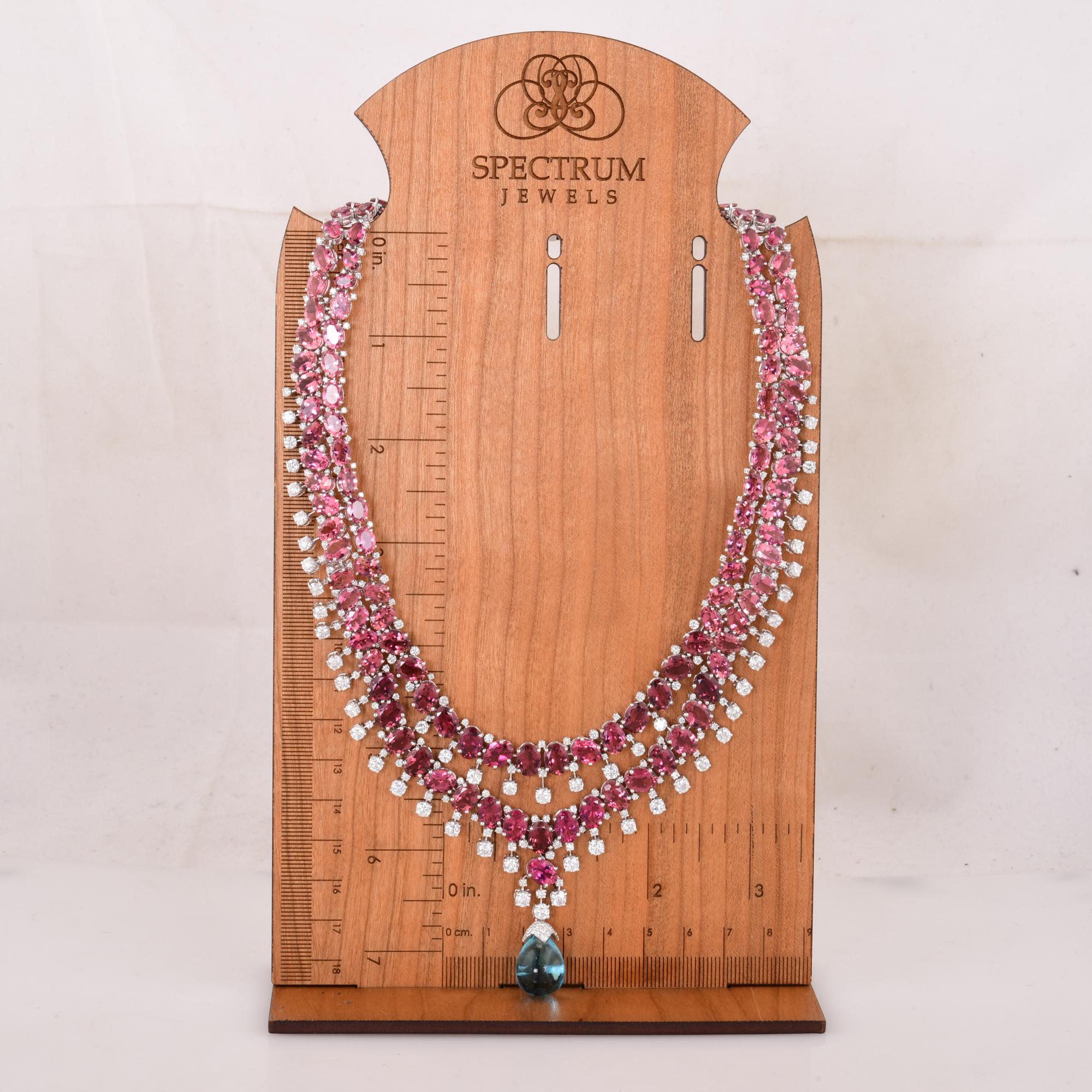 Collier en or blanc 14 carats avec tourmaline rose, diamants et topaze bleue en vente 1