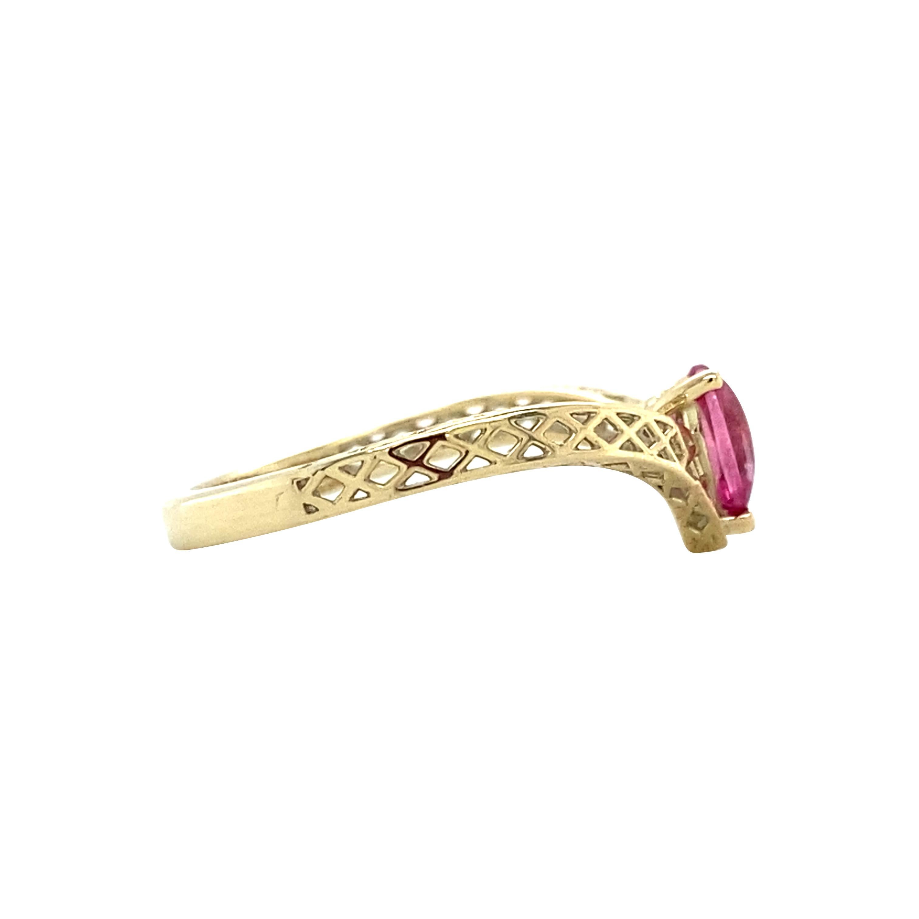 Anillo apilable de oro de 14 quilates con turmalina rosa Cabujón en venta