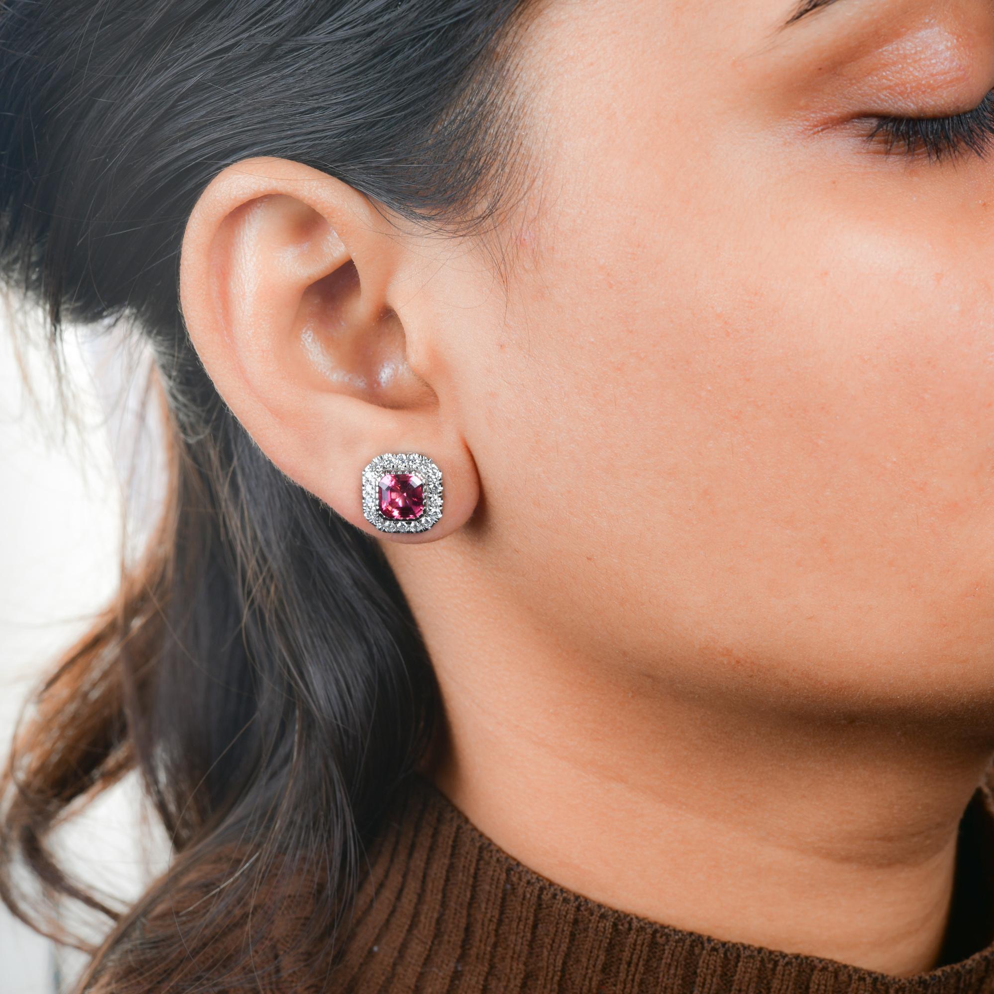 Moderno Orecchini a perno con gemma di tormalina rosa Diamante Oro bianco 18 carati Gioielli di pregio in vendita