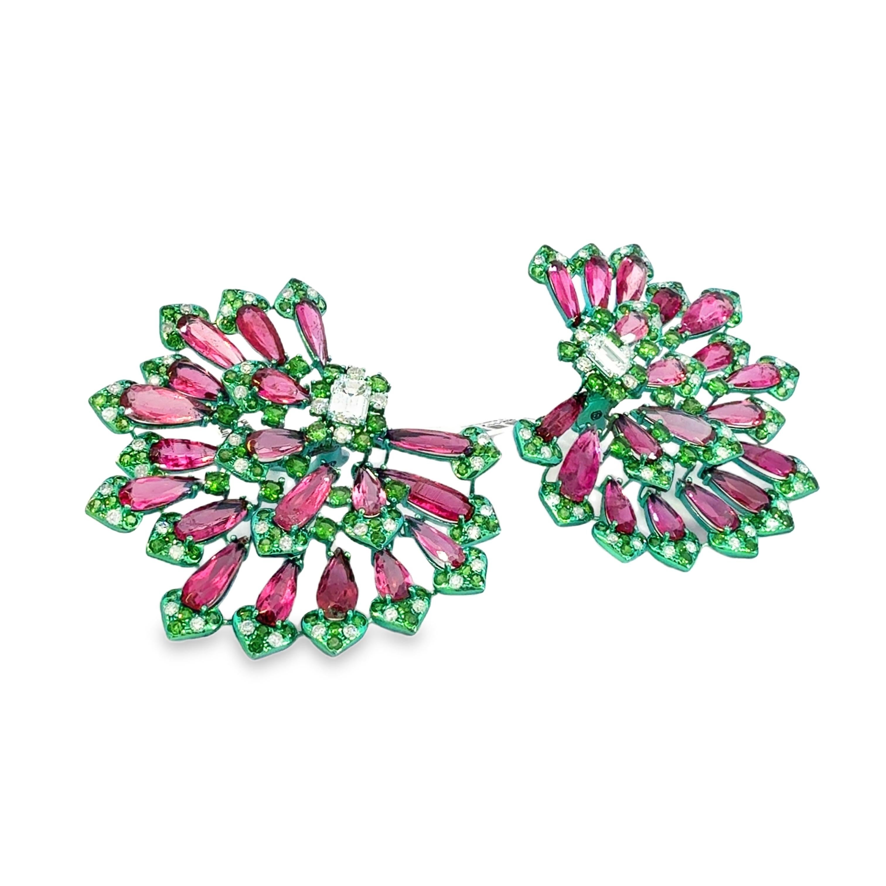 Orecchini in titanio con tormalina rosa, granato verde e diamante in vendita 4
