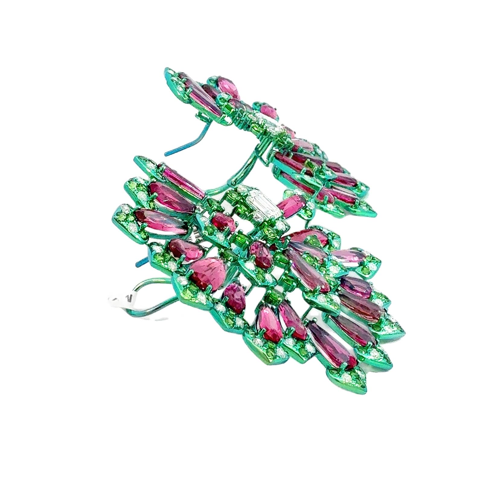 Taglio a goccia Orecchini in titanio con tormalina rosa, granato verde e diamante in vendita