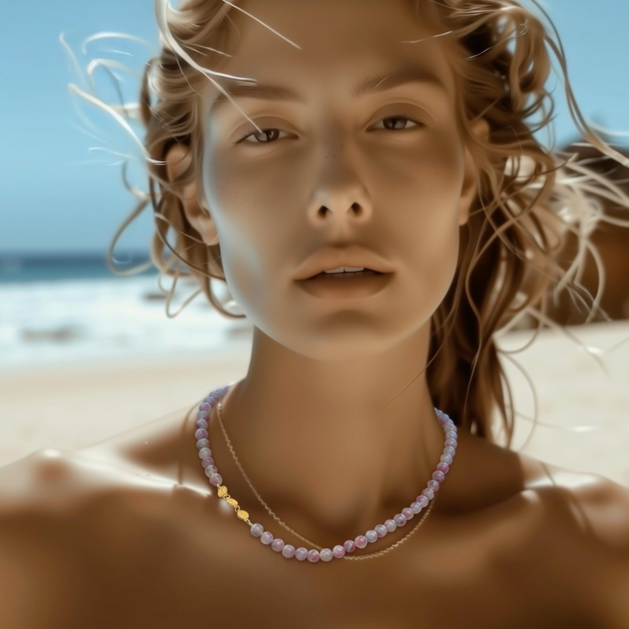 Soffice come un segreto sussurrato, questa collana di tormalina rosa porta con sé il tenero rossore dell'alba, trasformando la tua essenza con le sue tonalità delicate e sognanti. Ogni pietra sembra pulsare con una luce interiore, invitandoti ad