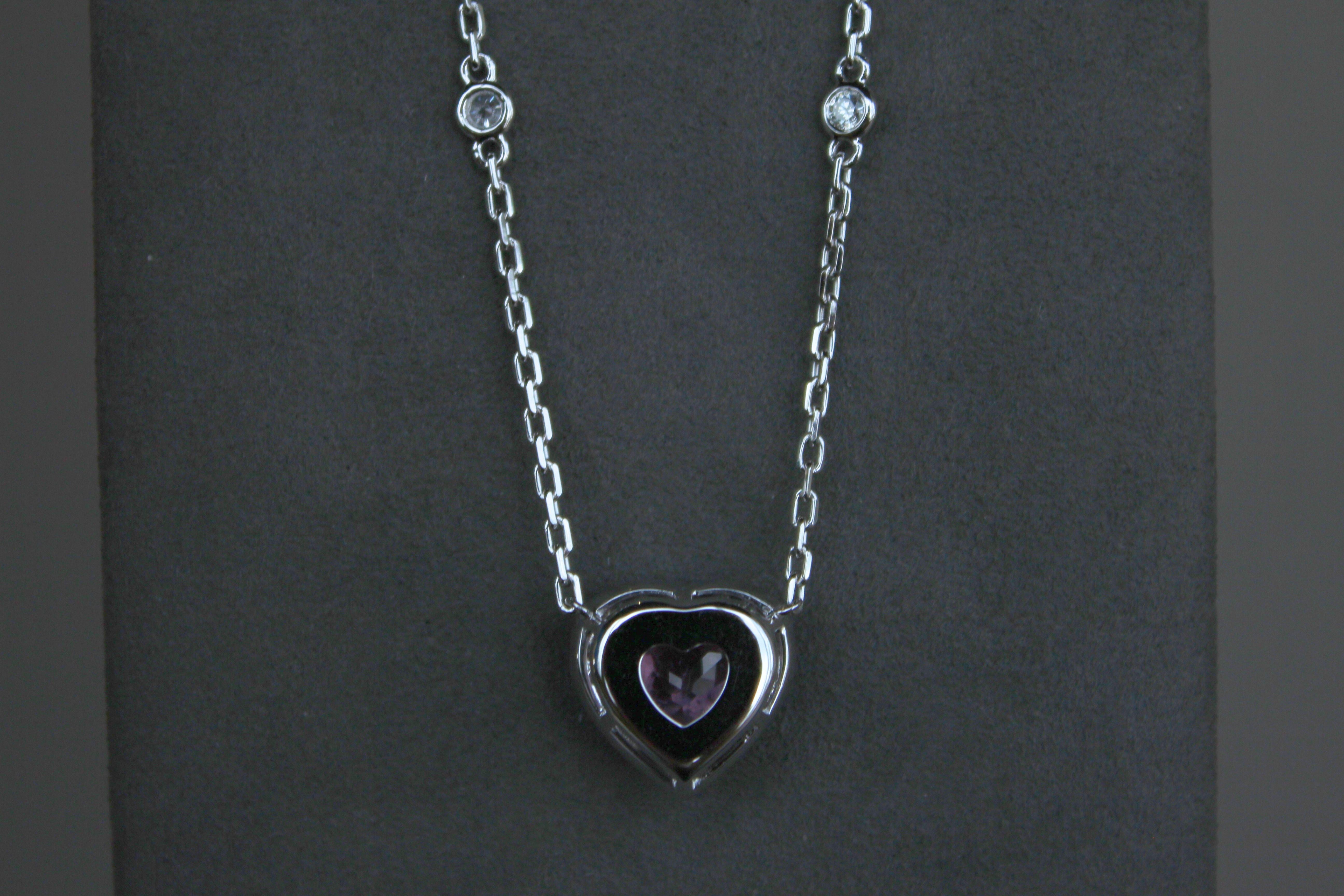 Collana con ciondolo in oro bianco 18 carati con tormalina rosa a forma di cuore e diamante aureolato in vendita 4