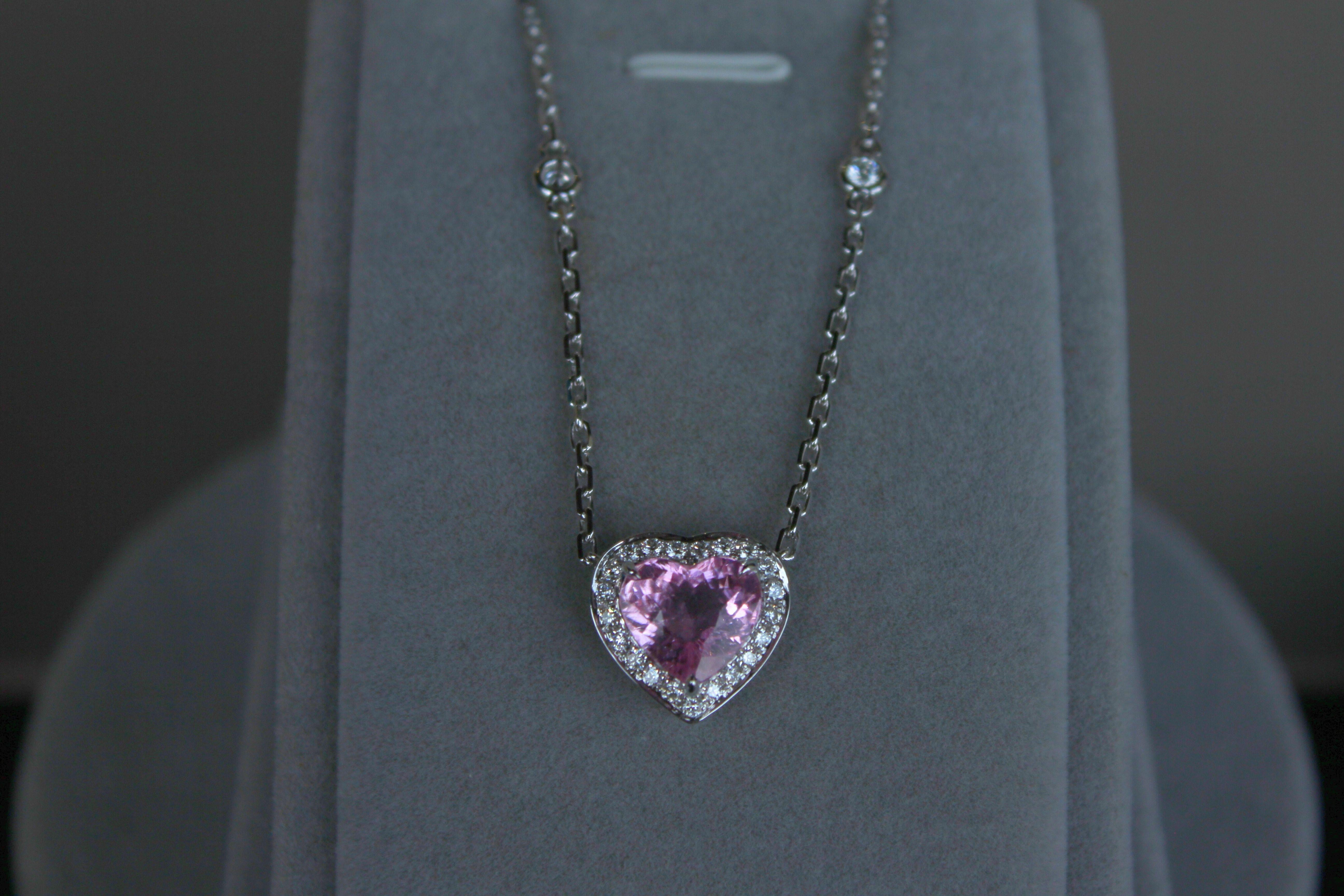 Collana con ciondolo in oro bianco 18 carati con tormalina rosa a forma di cuore e diamante aureolato in vendita 5
