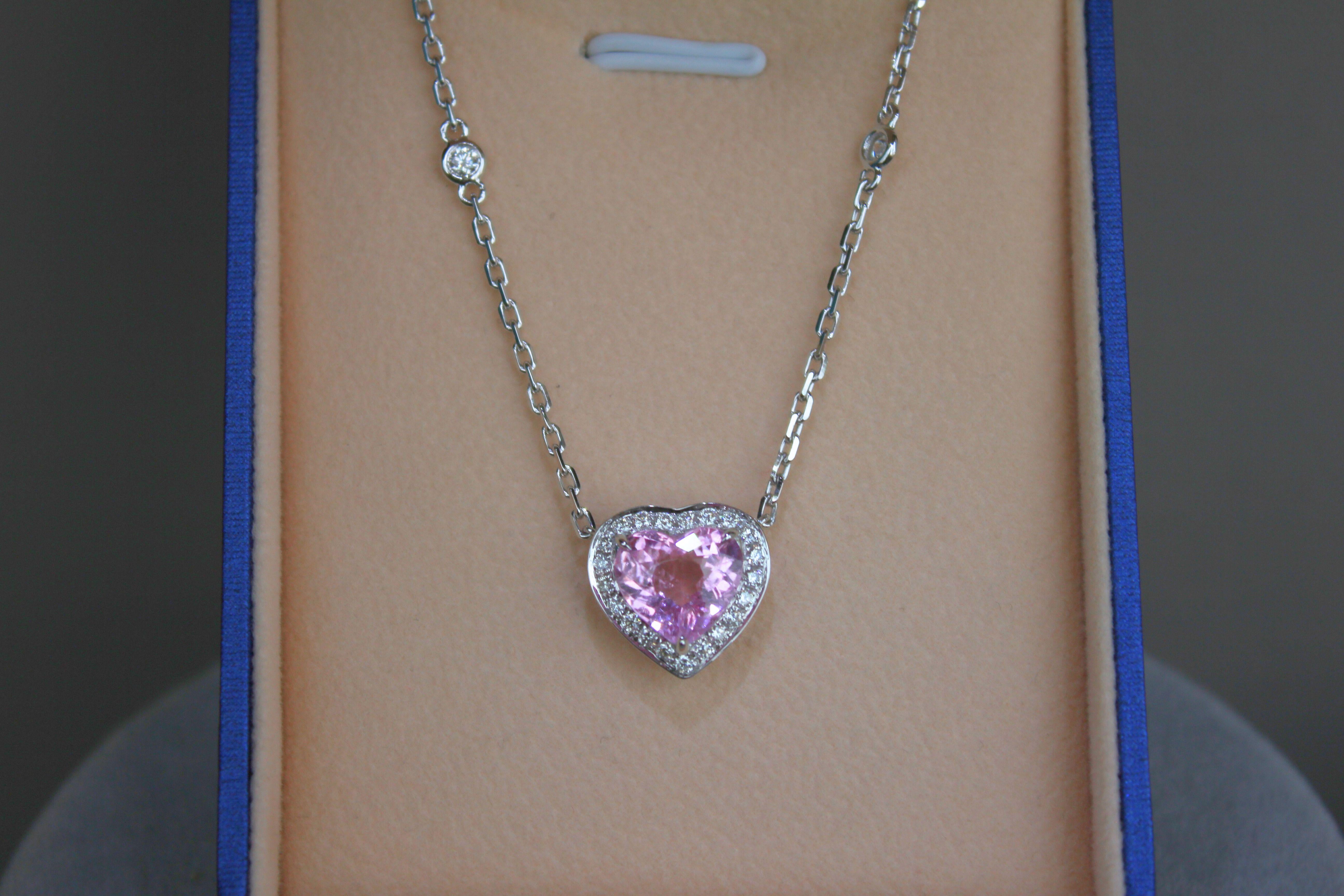 Collana con ciondolo in oro bianco 18 carati con tormalina rosa a forma di cuore e diamante aureolato in vendita 7