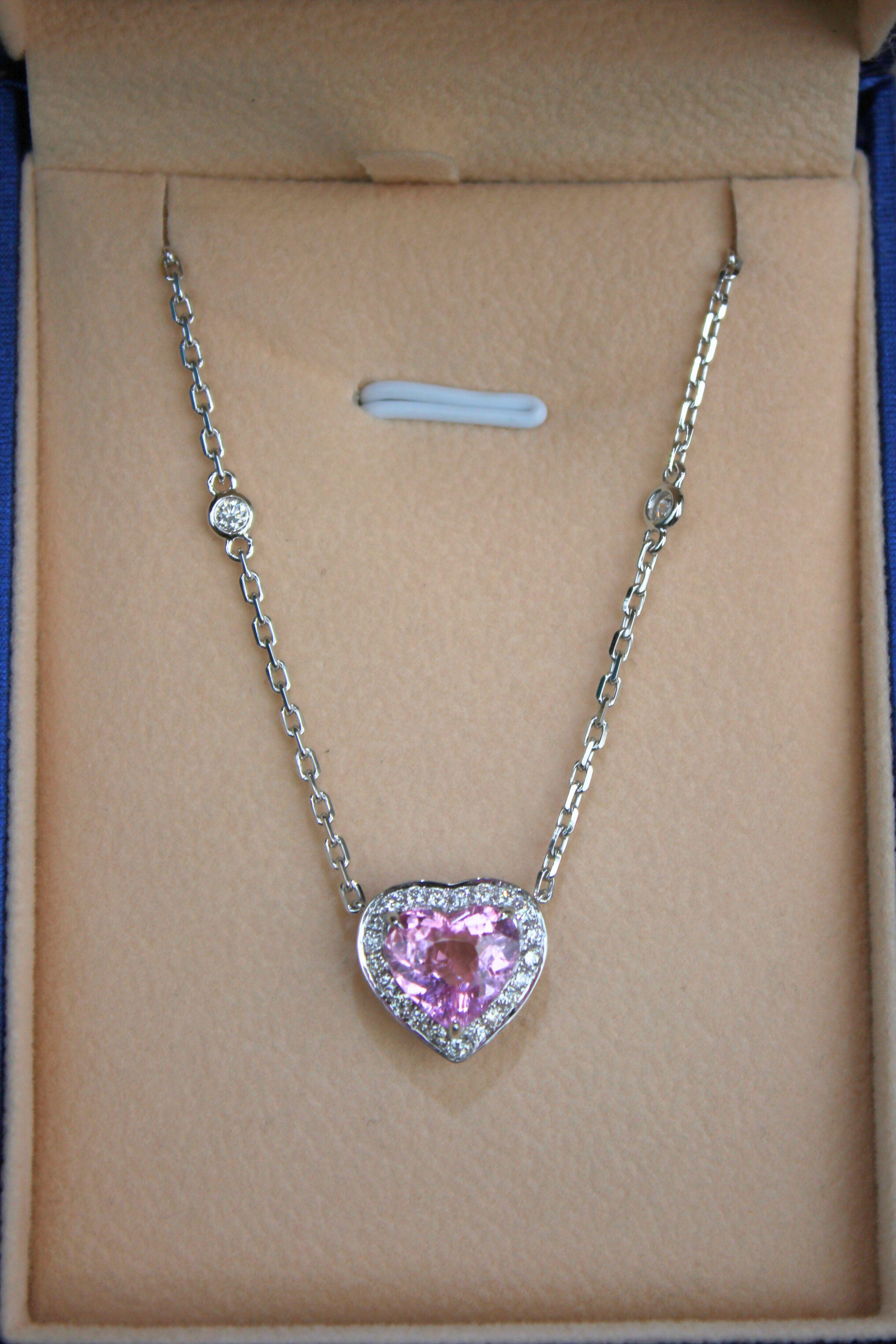 Collana con ciondolo in oro bianco 18 carati con tormalina rosa a forma di cuore e diamante aureolato in vendita 8
