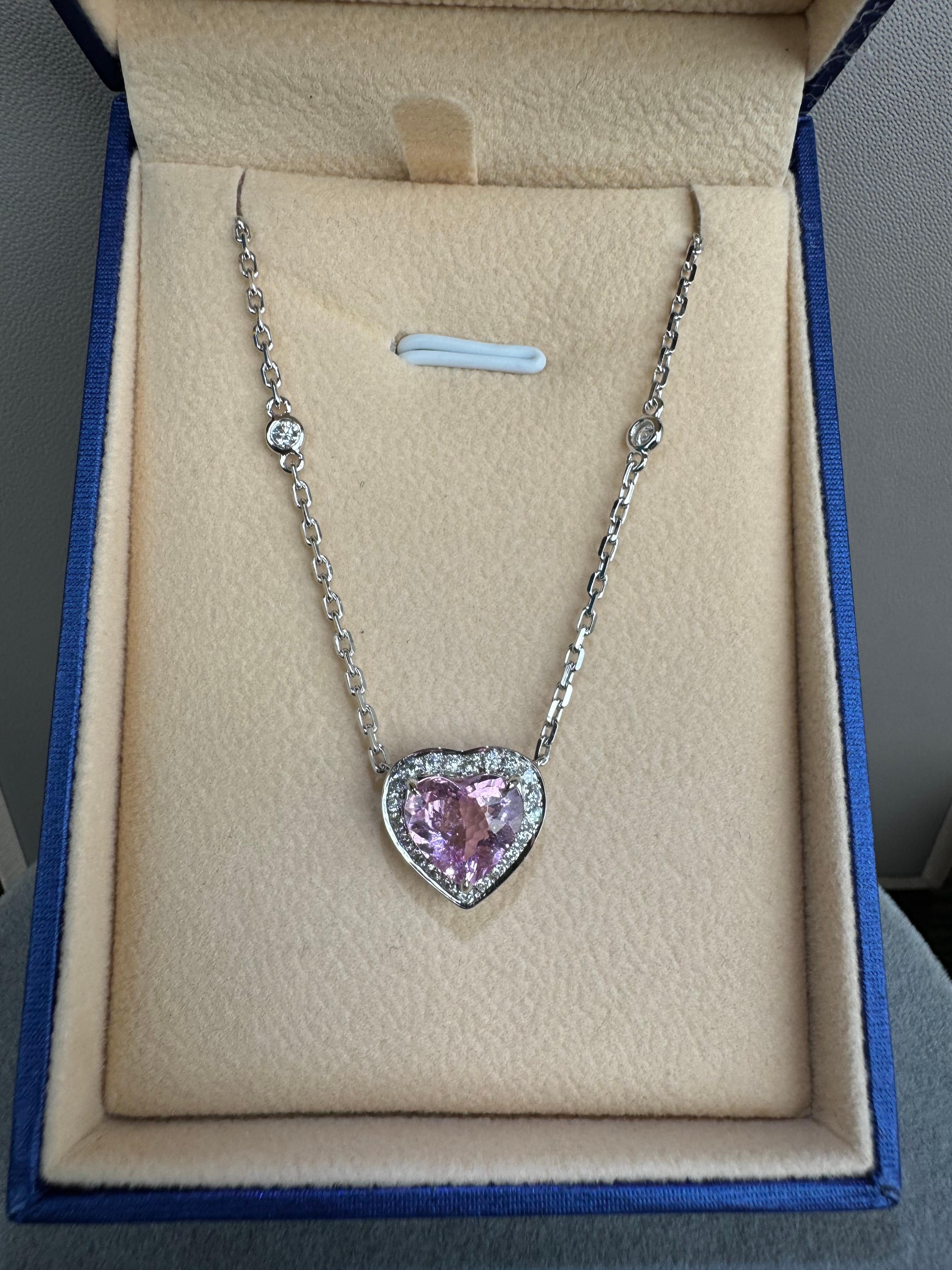 Collana con ciondolo in oro bianco 18 carati con tormalina rosa a forma di cuore e diamante aureolato in vendita 9