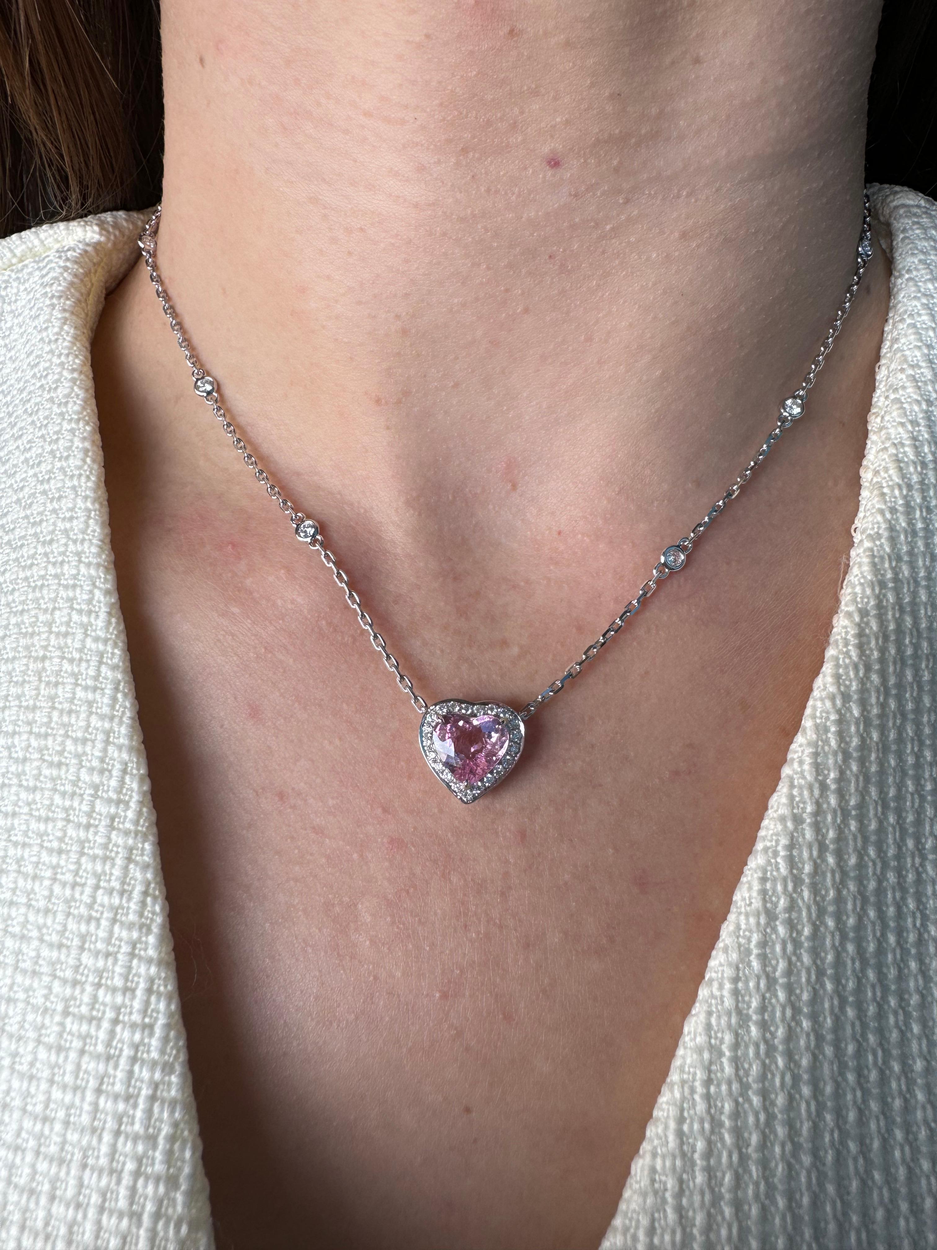 Abbraccia la raffinata bellezza di questa squisita collana con pendente a forma di cuore in pietra preziosa.  Realizzata in oro massiccio a 18 carati e con dettagli intricati, la collana presenta una catena con diamanti sfaccettati di altissima