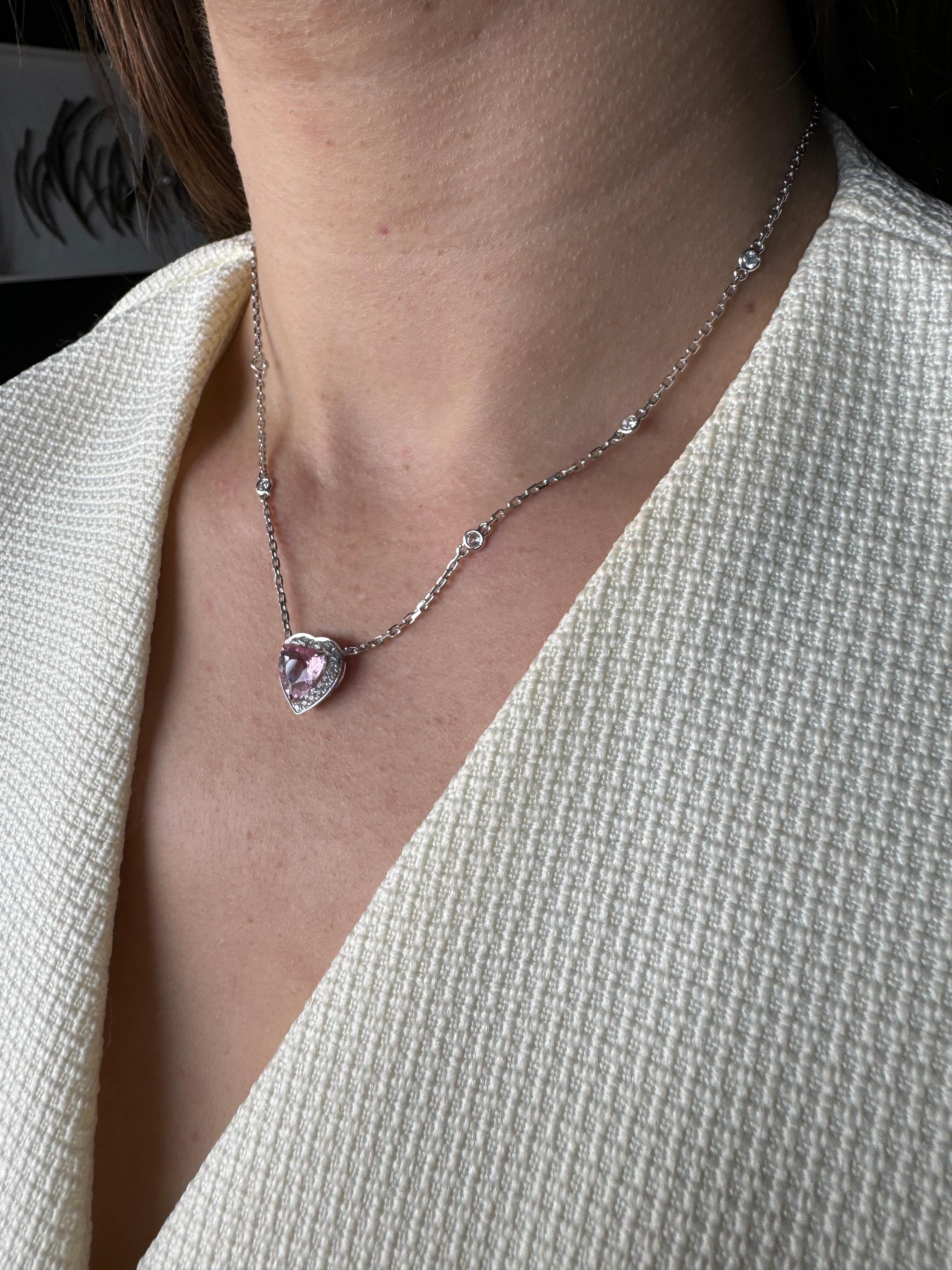 Moderno Collana con ciondolo in oro bianco 18 carati con tormalina rosa a forma di cuore e diamante aureolato in vendita