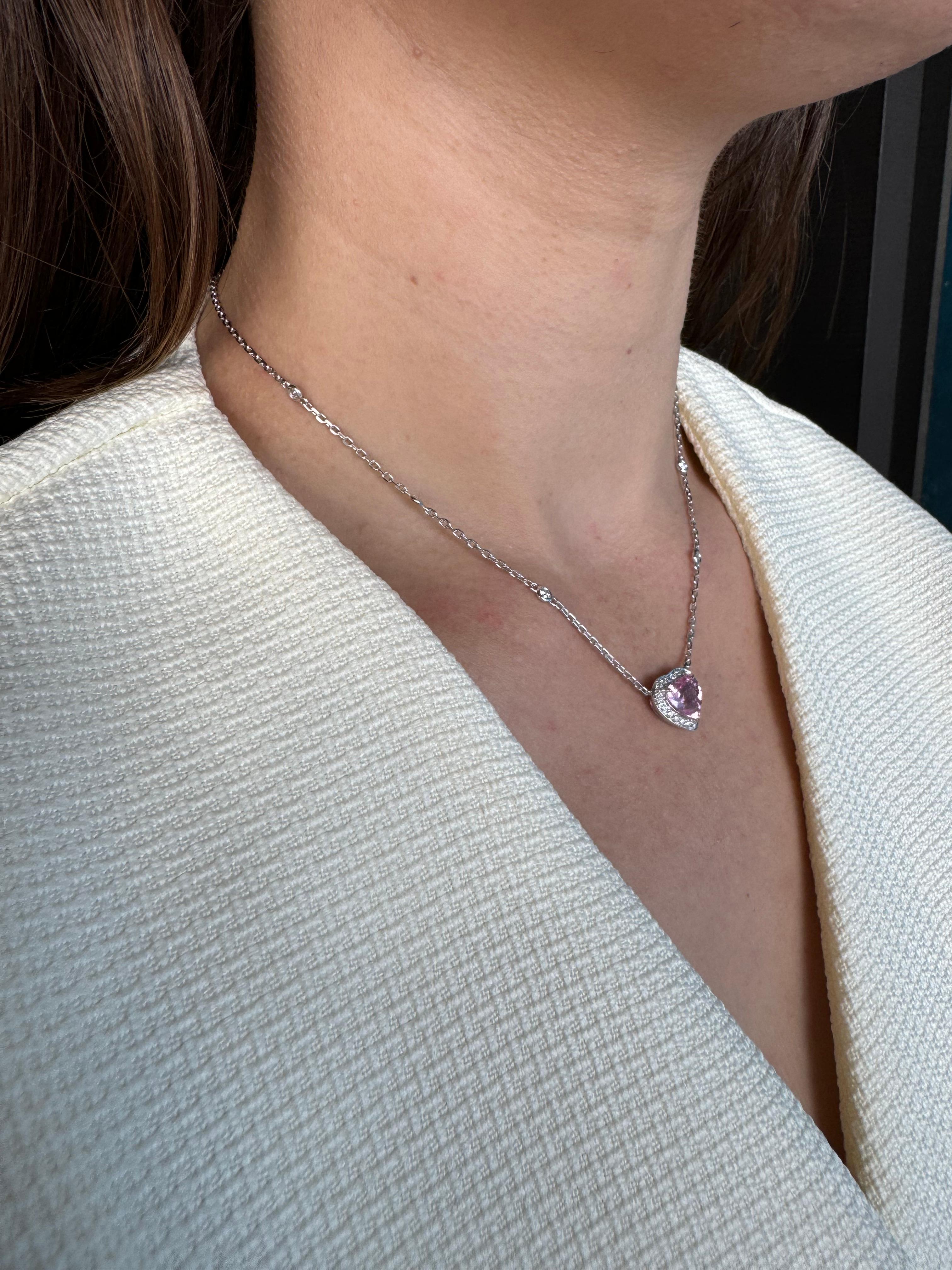 Cuore Collana con ciondolo in oro bianco 18 carati con tormalina rosa a forma di cuore e diamante aureolato in vendita