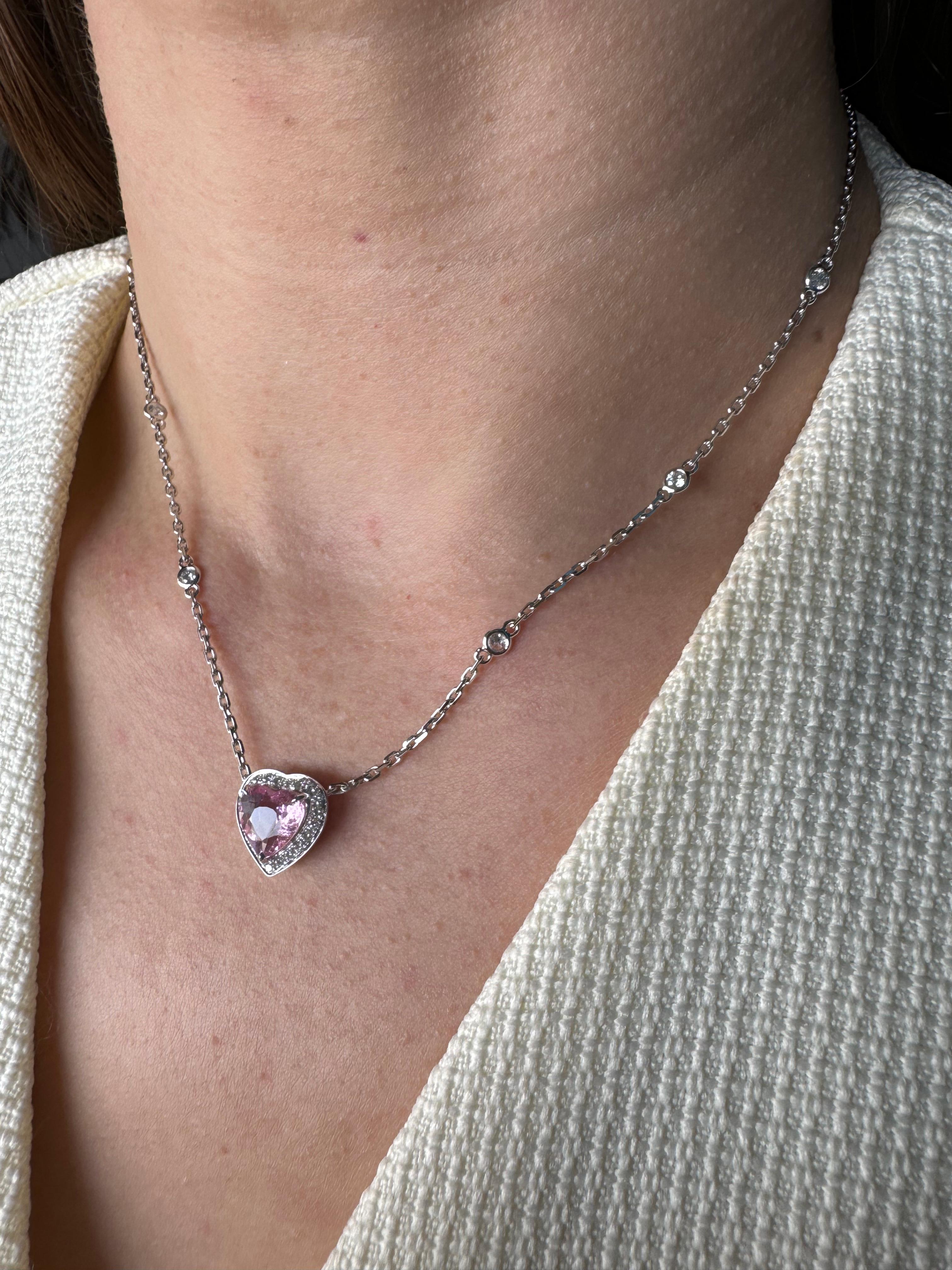 Collana con ciondolo in oro bianco 18 carati con tormalina rosa a forma di cuore e diamante aureolato In condizioni Nuovo in vendita a Oakton, VA