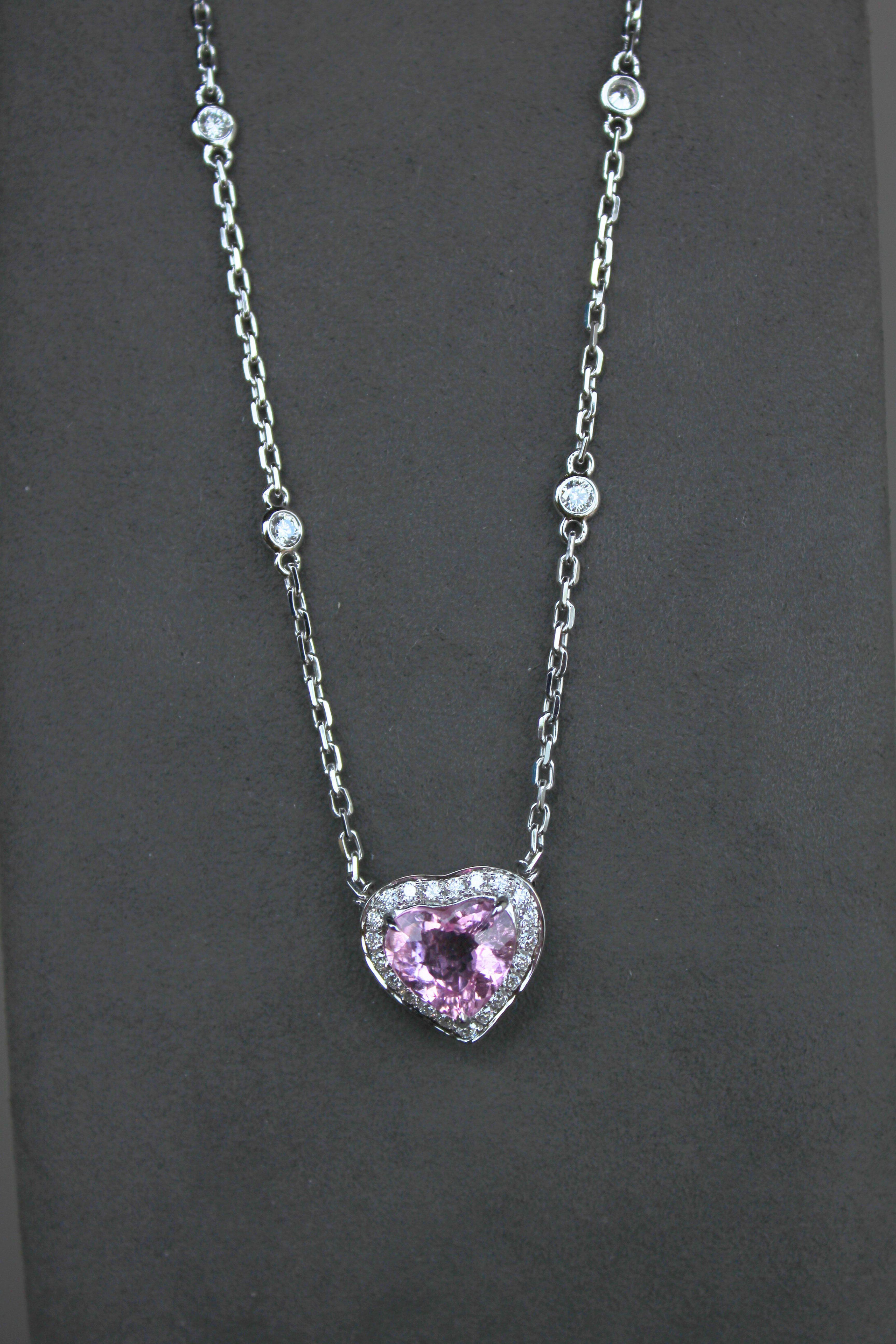 Collana con ciondolo in oro bianco 18 carati con tormalina rosa a forma di cuore e diamante aureolato in vendita 1