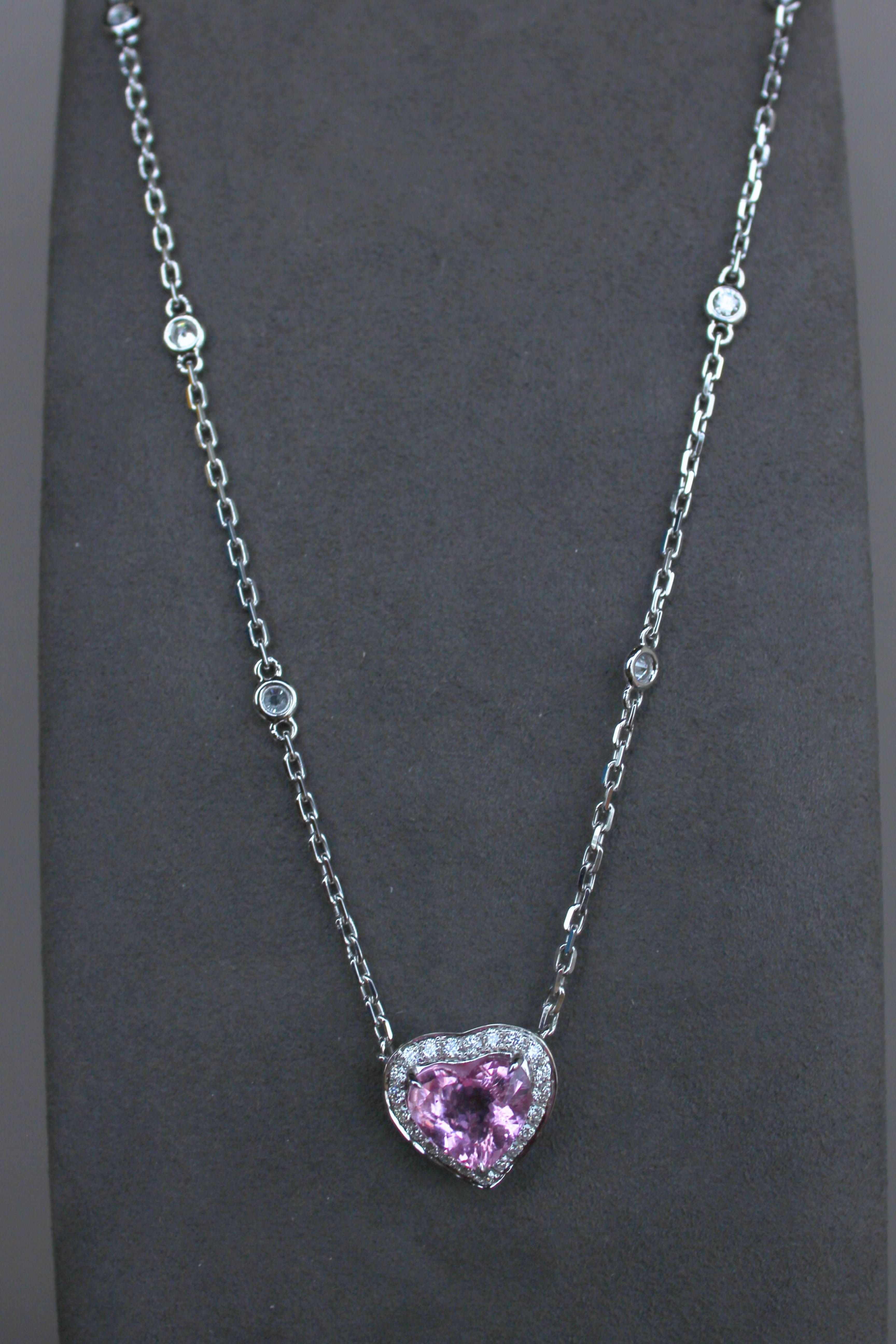 Collana con ciondolo in oro bianco 18 carati con tormalina rosa a forma di cuore e diamante aureolato in vendita 2