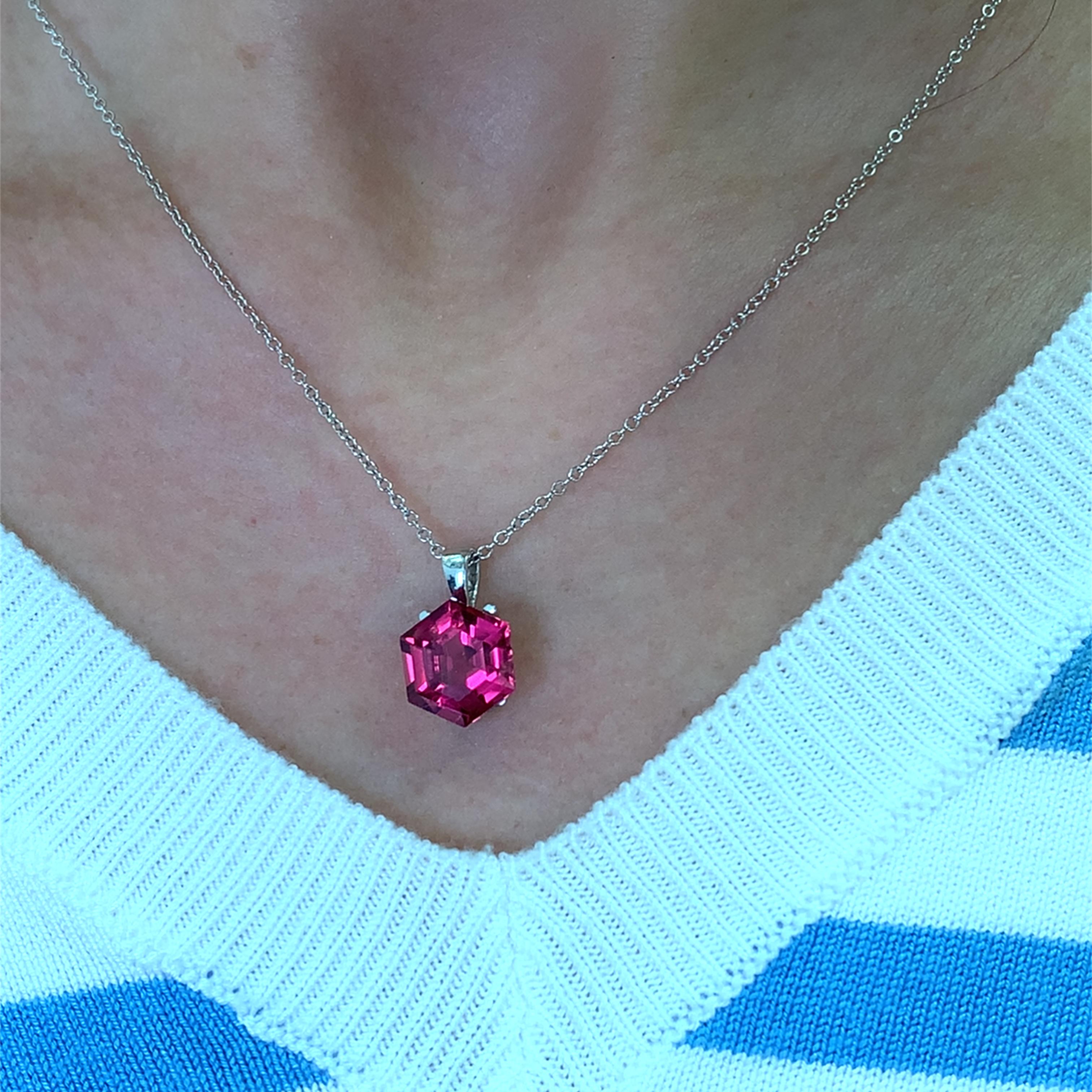 Ce superbe collier à pendentif en tourmaline rose de 4,10ct est composé d'une tourmaline hexagonale rosée magnifiquement taillée, mesurant environ 10/11 mm, qui capte la lumière à chaque mouvement. Le design complexe est complété par une délicate