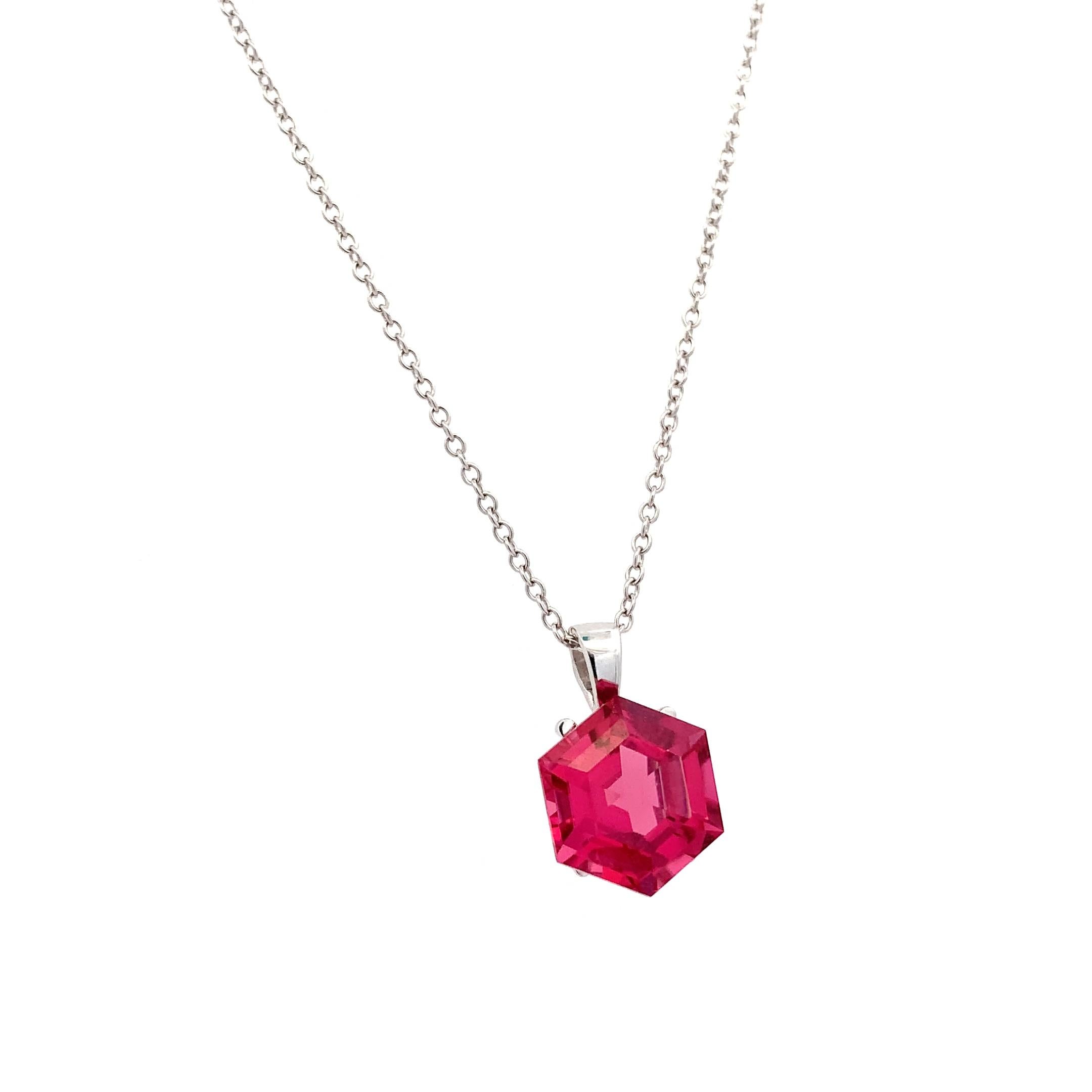 Collier pendentif hexagonal en or blanc 18 carats avec tourmaline rose Neuf - En vente à London, GB