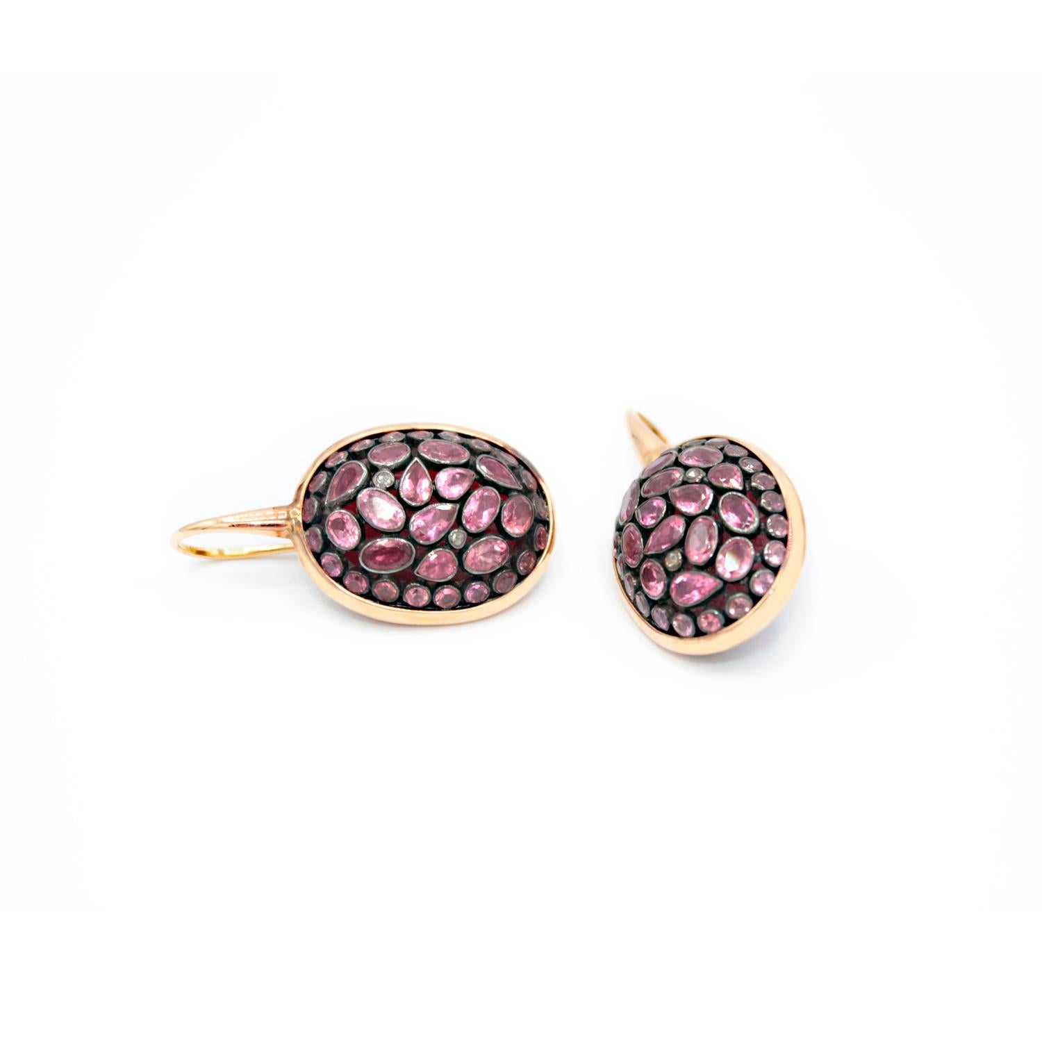 Elegant earrings in 18kt pink gold and pink tourmaline Junaghar cabochon. 
Silver setting
Pink tourmaline g. 7,16
Red bakelite back
Pink Gold g. 4
Hook System

