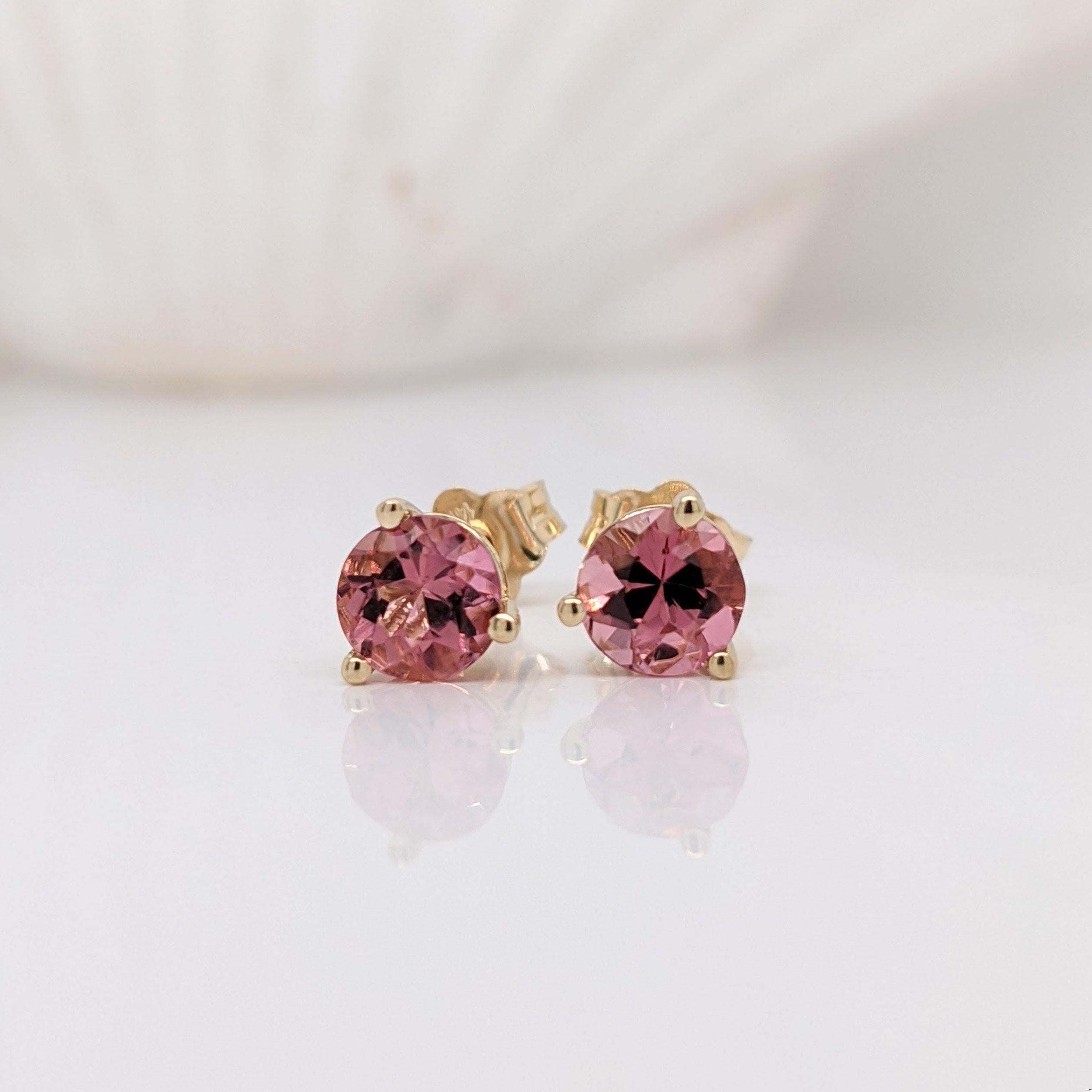 Orecchini solitari in tormalina rosa naturale con montatura martini in oro massiccio 14K. La tormalina rosa brillante e rotonda brilla meravigliosamente in questi orecchini a perno.  Il supporto di attrito consente di indossare le scarpe in modo