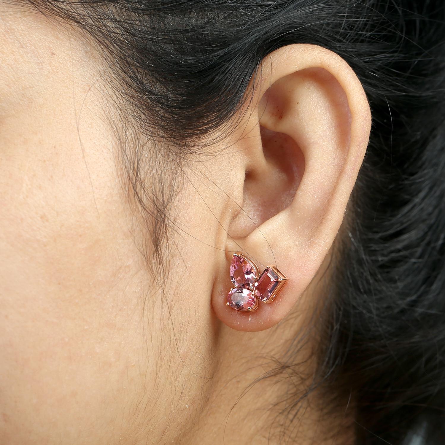 Estos pendientes minimalistas, sobrios pero vibrantes, presentan unas llamativas turmalinas rosas de 5,34 quilates en un engaste limpio y moderno. Elaborado en oro rosa de 18 quilates, el diseño resalta el tono vivo de la piedra con una elegancia