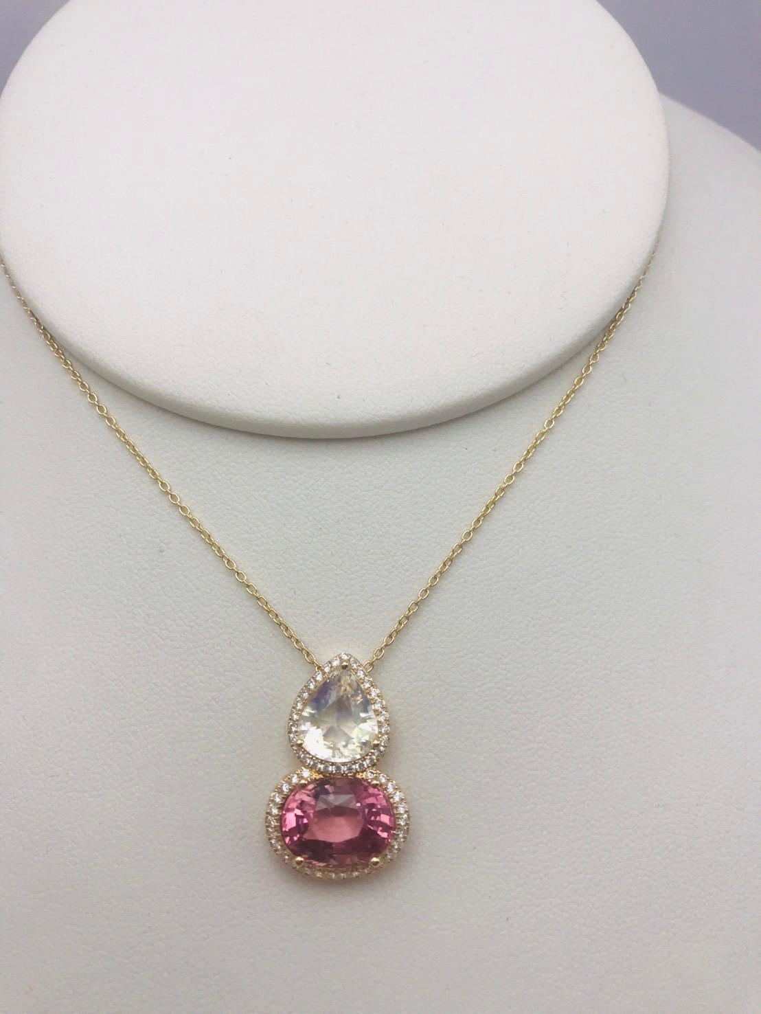 Collana con ciondolo in tormalina rosa e pietra di luna con diamanti in oro 18 carati in vendita 2
