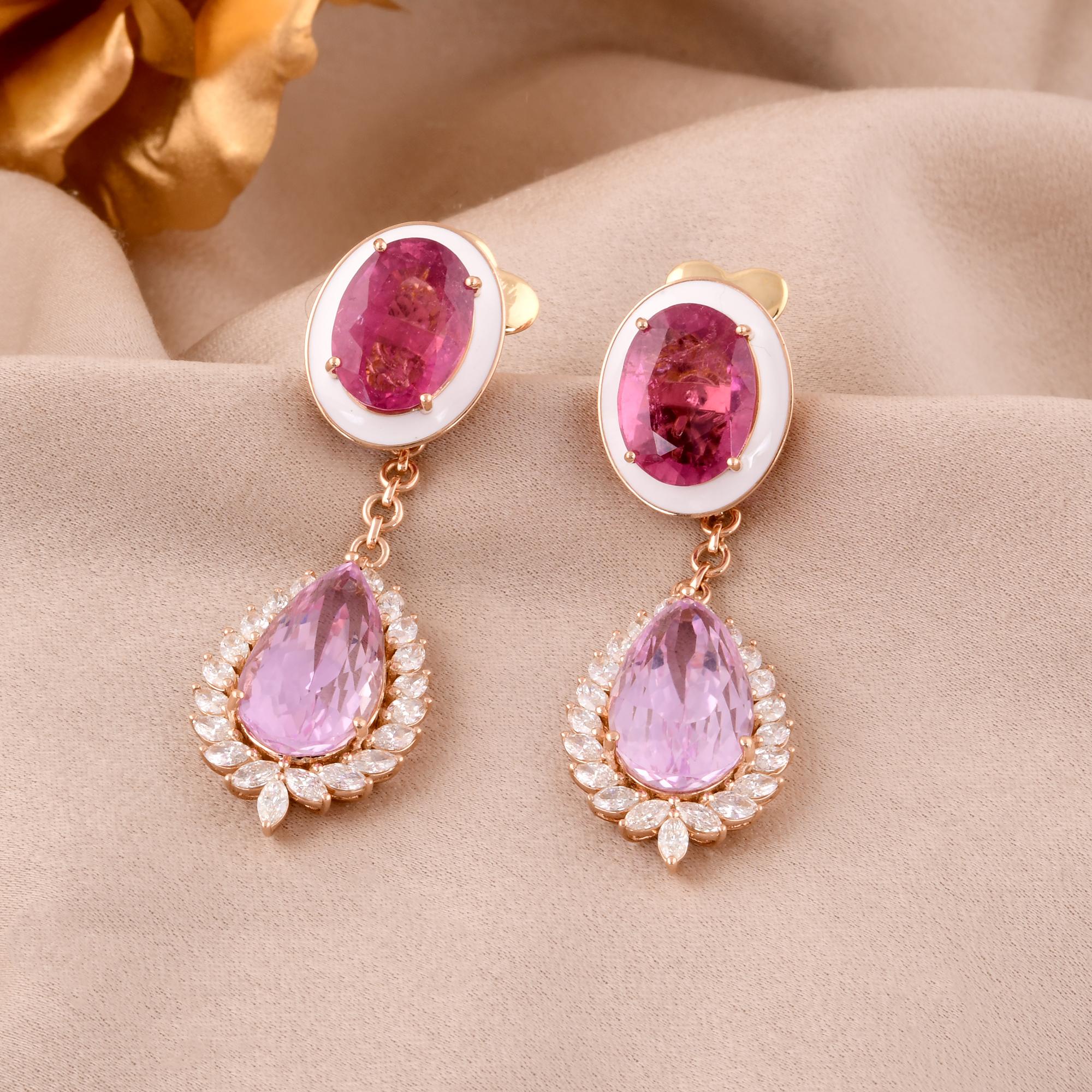 Lasciati conquistare dall'incantevole bellezza di questi orecchini pendenti con gemme di tormalina rosa e morganite, impreziositi da diamanti e realizzati in oro rosa 14 carati, una testimonianza di eleganza e raffinatezza.

Codice articolo :-
