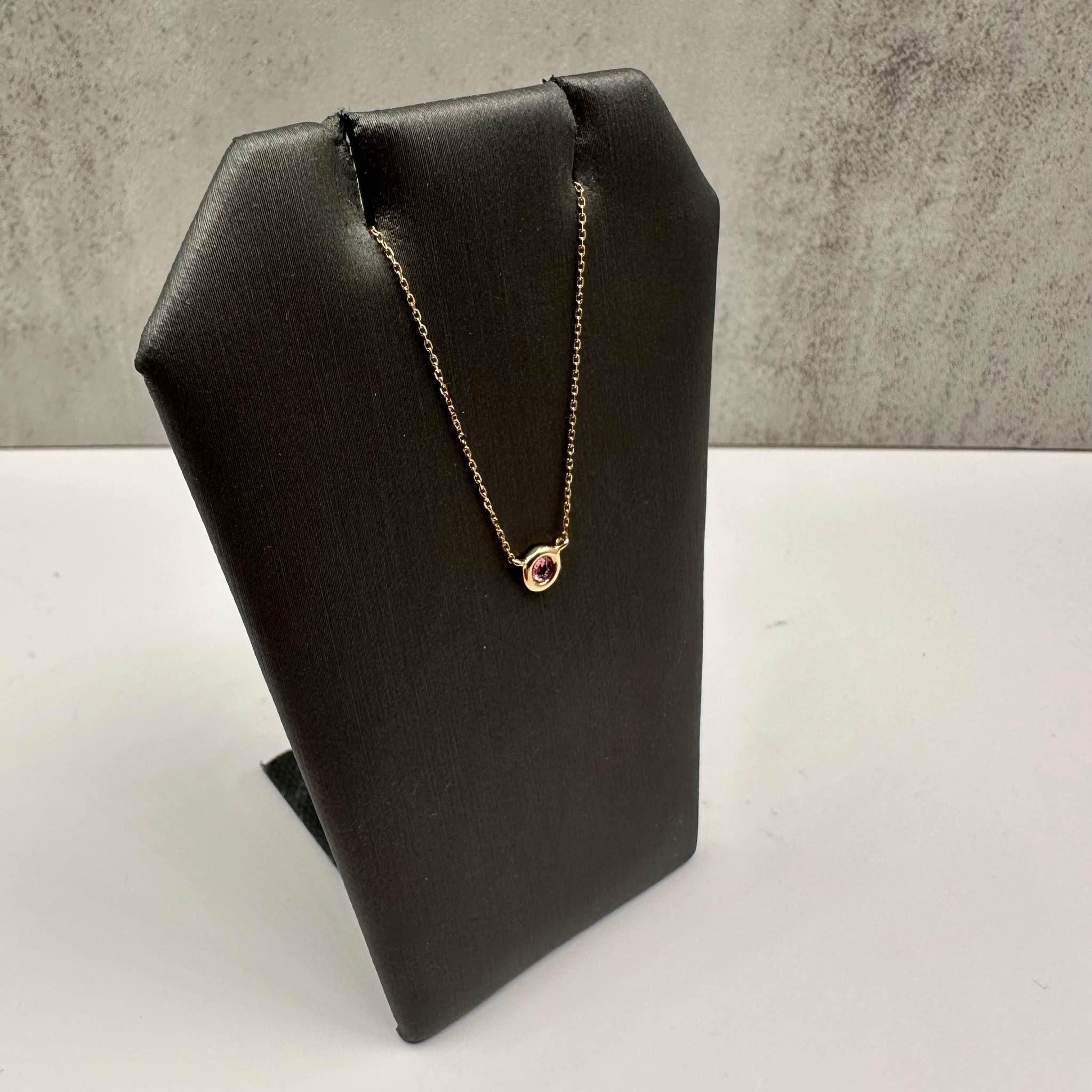 Ce magnifique collier de tourmaline rose en or jaune 14kt présente 0,12ctw de tourmaline rose ronde naturelle, offrant une délicate touche de couleur qui ajoute une touche d'élégance à n'importe quelle tenue. La longueur ajustable vous permet de le