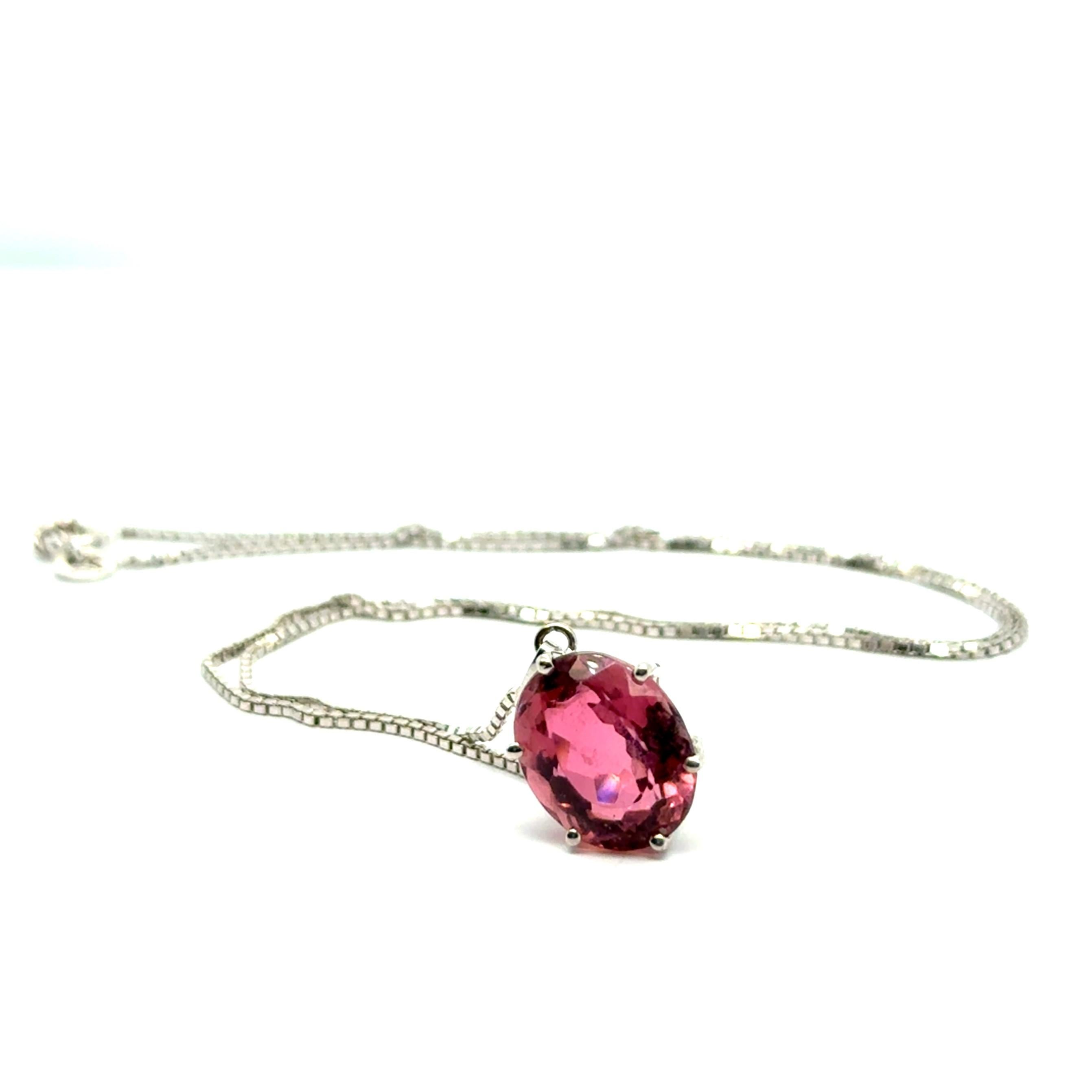 Setzen Sie mit dieser exquisiten Bucherer-Halskette aus 18 Karat Weißgold mit einem 5,85-karätigen rosafarbenen Turmalin im Ovalschliff als strahlendes Herzstück ein markantes Zeichen. Der Turmalin ist für sein leuchtendes Rosa und sein strahlendes