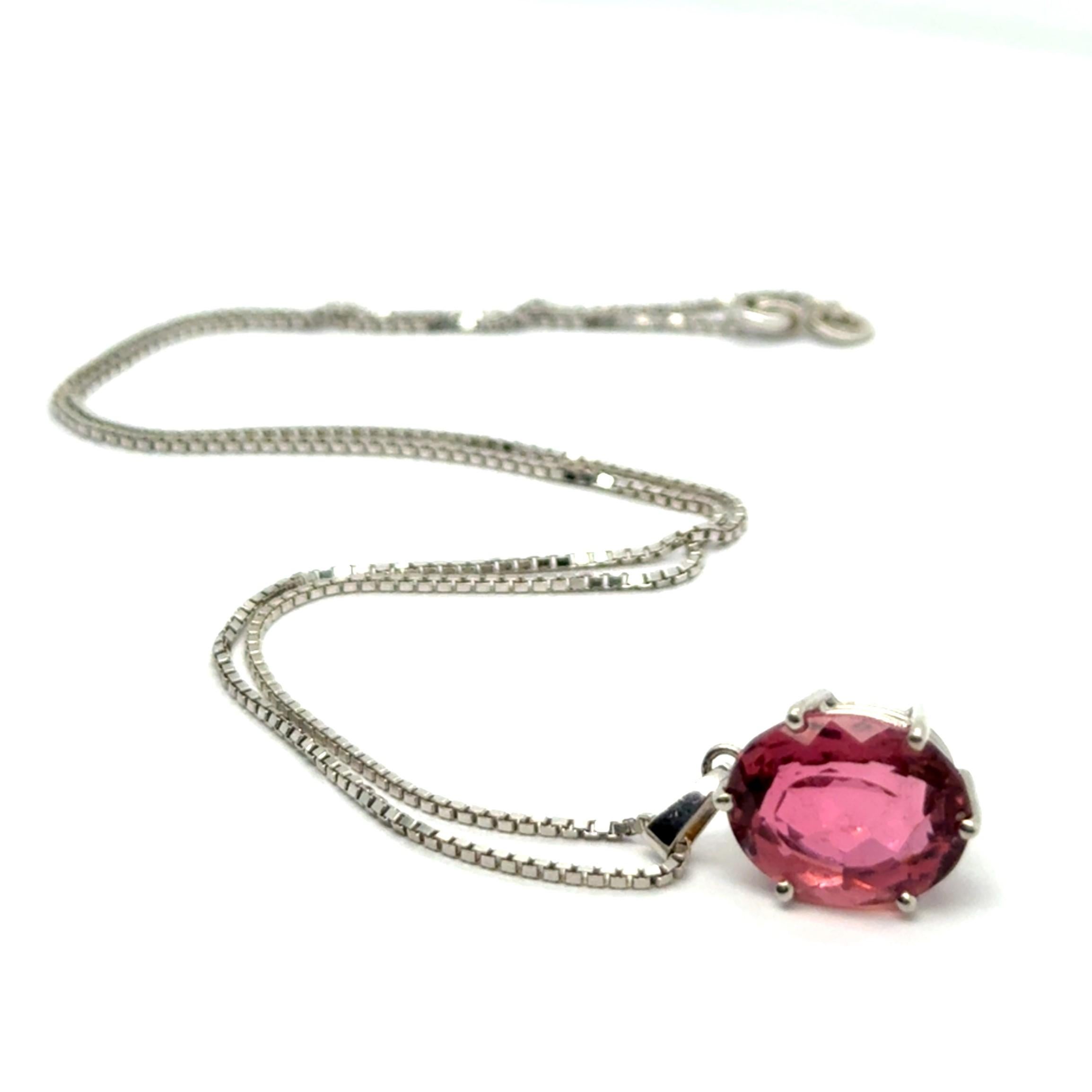 Rosa Turmalin-Halskette aus 18 Karat Weißgold von Bucherer (Ovalschliff) im Angebot