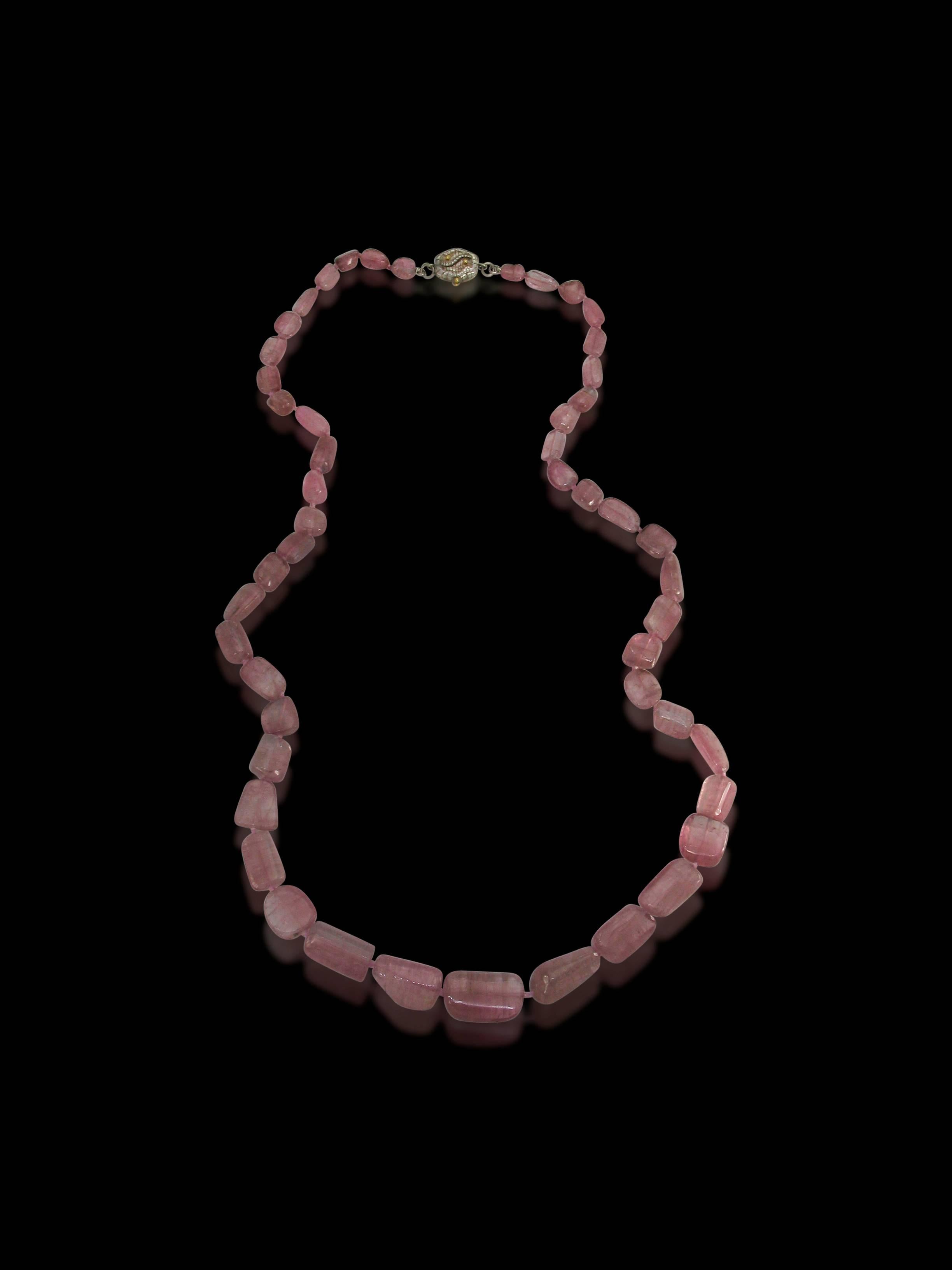 Rosa Turmalin-Halskette mit einer patinierten Perle und einem Diamant- und Perlenverschluss 

Rosa Turmaline wiegen etwa 425 Karat.  Die Diamanten an der Schließe haben ein Gesamtgewicht von 0,11 Karat.

Diese Schließe ist ein Originalentwurf von