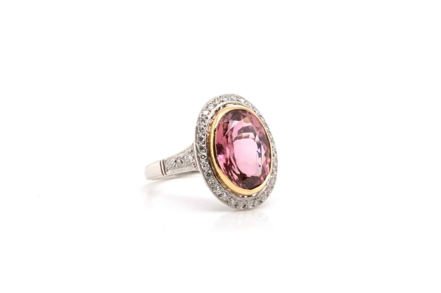 Ring mit rosa Turmalin von 6,69 Karat und Diamanten im Brillantschliff (Ovalschliff)