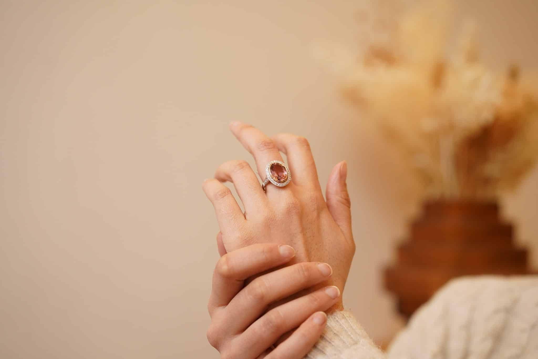 Ring mit rosa Turmalin von 6,69 Karat und Diamanten im Brillantschliff 1