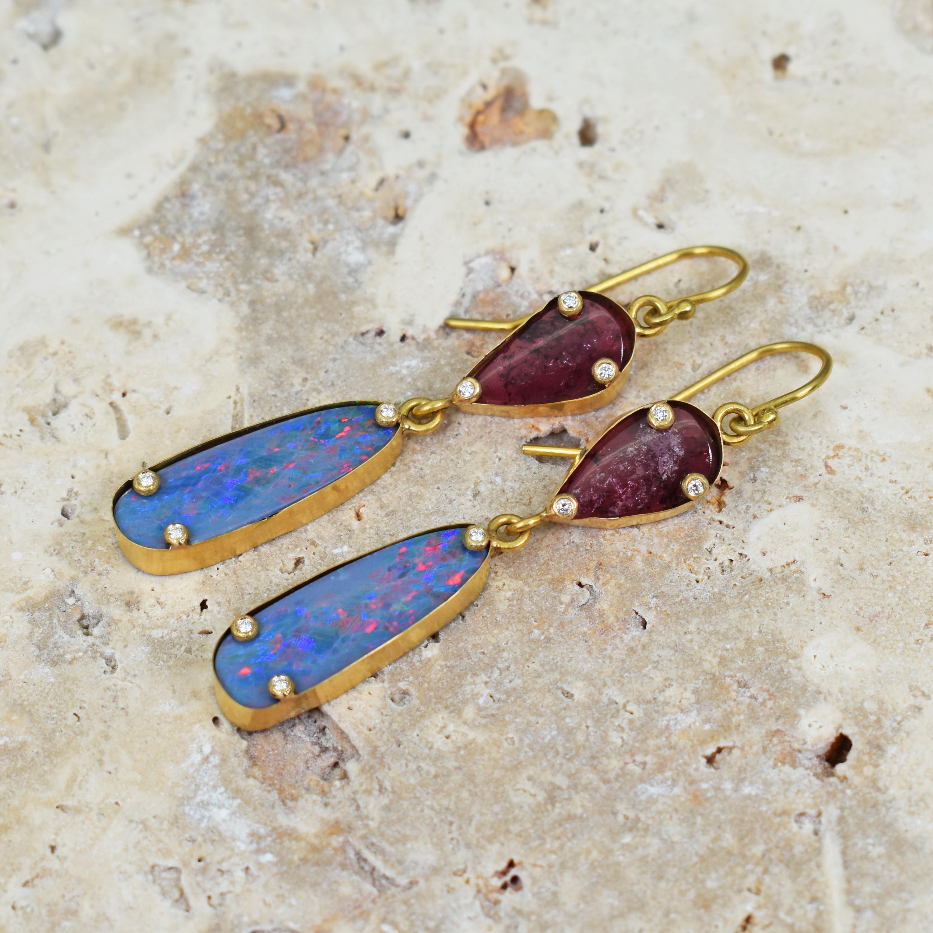 Boucles d'oreilles pendantes en or 18 carats avec tourmaline rose, opale et diamant Neuf - En vente à Naples, FL
