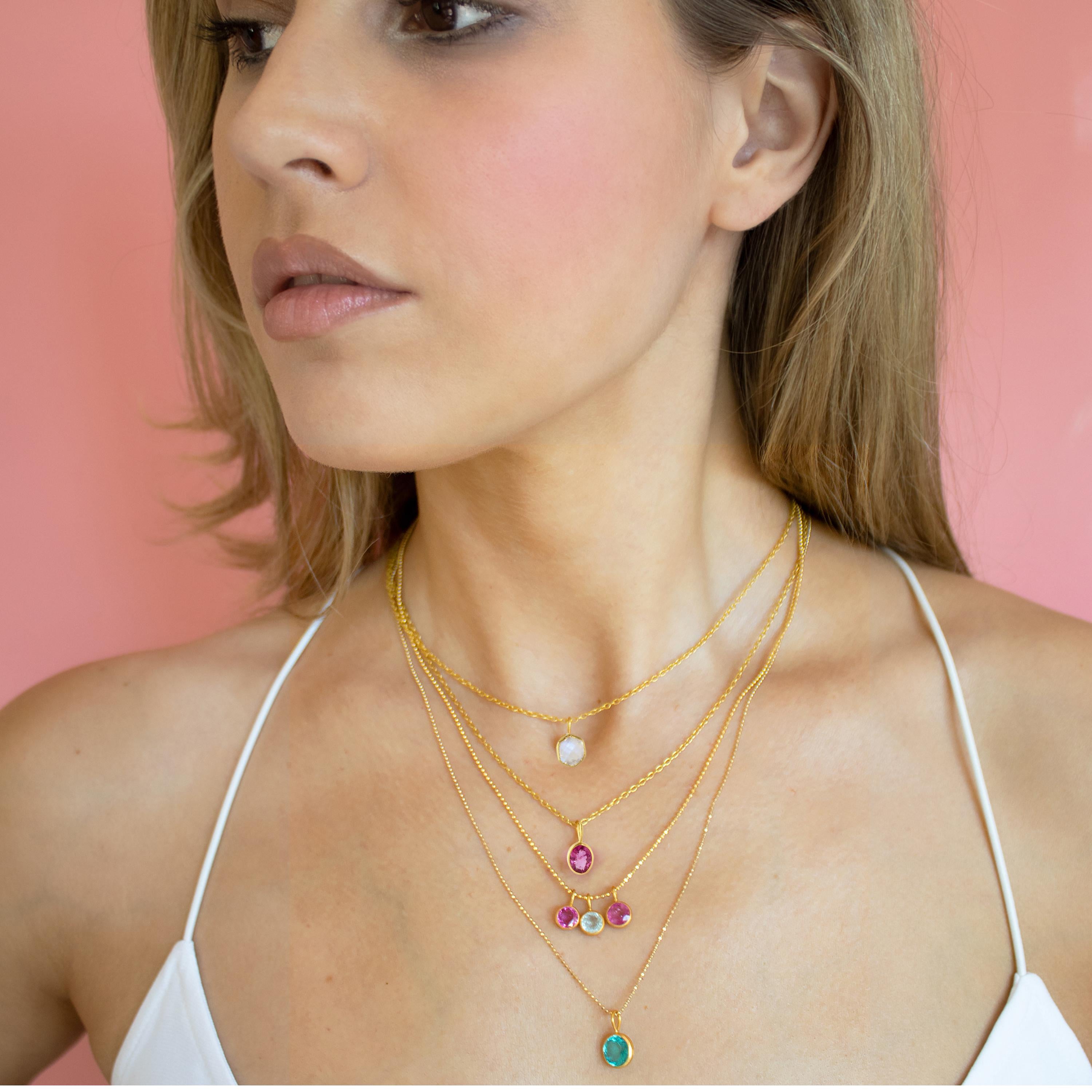 Pendentif ovale en or 22 carats avec tourmaline rose Ico & the Bird Fine Jewelry en vente 1