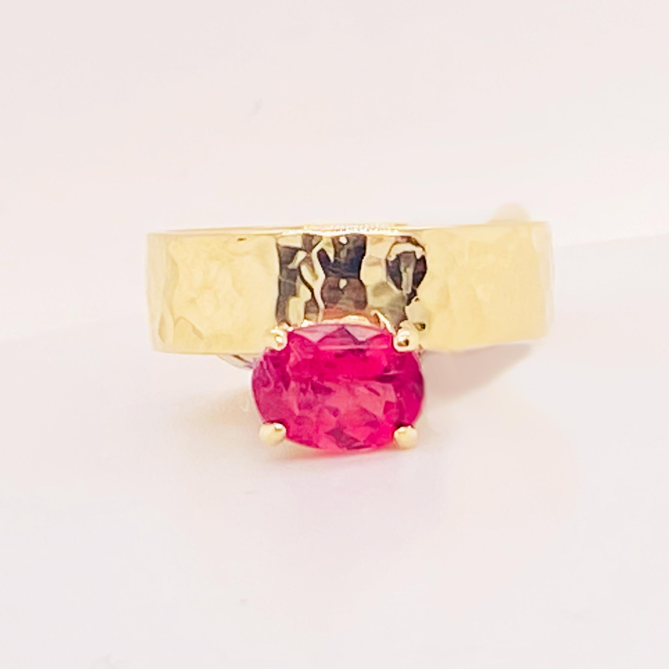 Rosa Turmalin Oval Ring 14K Gelbgold gehämmertes breites Band 1,32 Karat Edelstein (Ovalschliff) im Angebot
