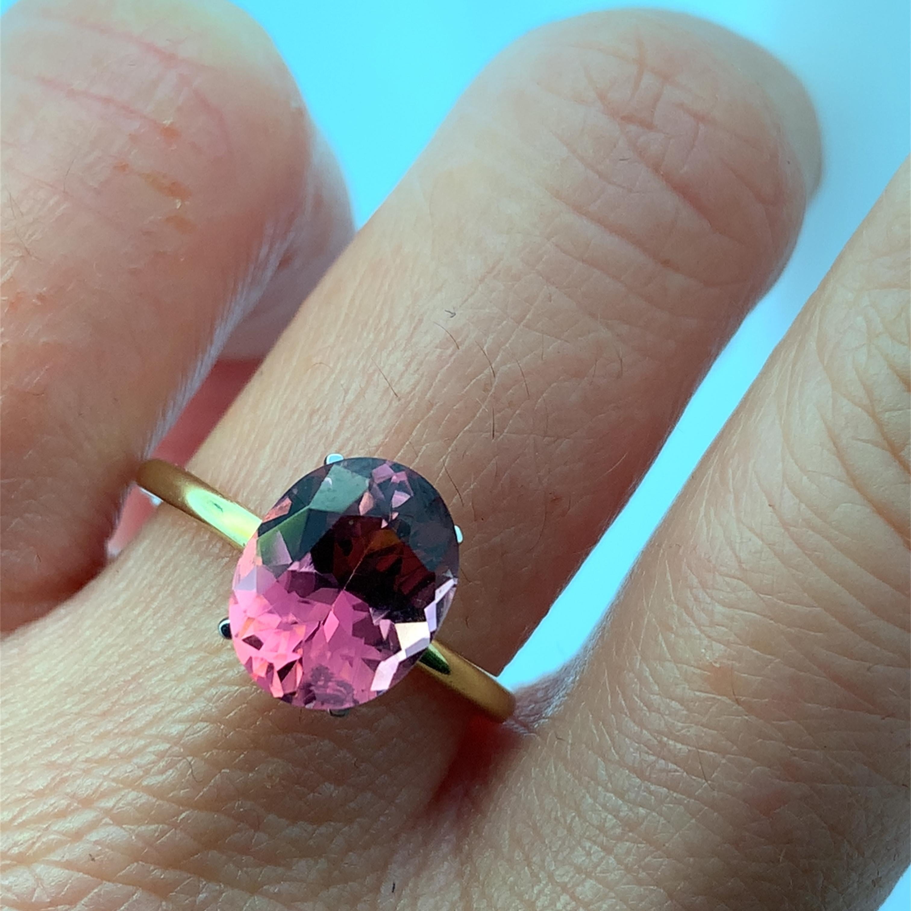 Découvrez l'attrait de cette superbe bague en pierre précieuse tourmaline rose de 2,60ct, qui met en vedette une tourmaline rose ovale magnifiquement taillée mesurant environ 11 x 9 mm et qui capture la lumière à chacun de ses mouvements. Montée sur