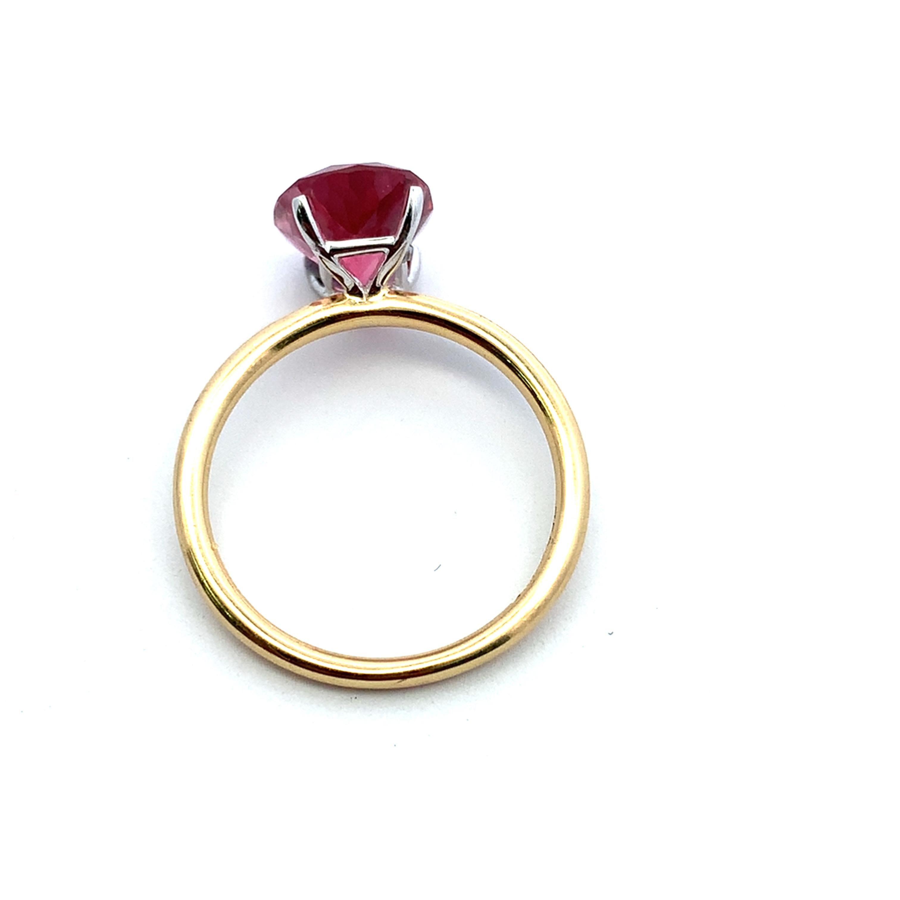 Taille ovale Bague de cocktail jaune 18 carats avec tourmaline rose de forme ovale en vente
