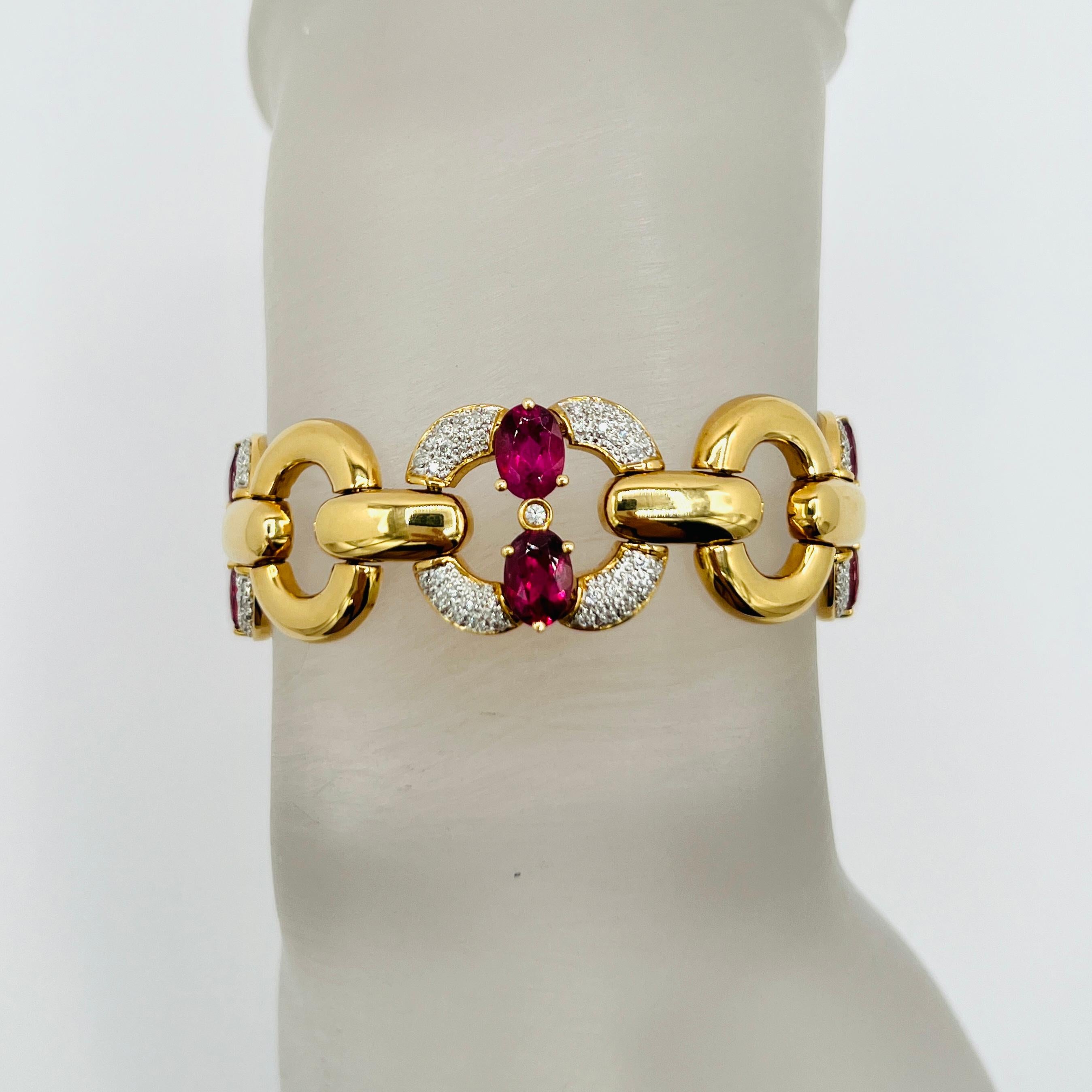 Magnifique bracelet en tourmaline rose ovale et diamant blanc rond fait à la main en or jaune 18k.  La longueur est de 7,5