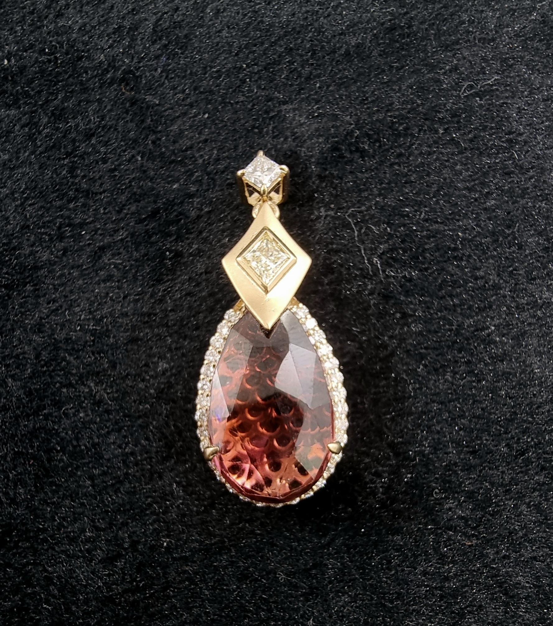 Una visione di eleganza e romanticismo, questo squisito ciondolo mette in mostra una luminosa tormalina rosa a forma di pera con un peso di 11,08 carati, la cui tonalità vibrante irradia calore e raffinatezza. Circondato da un'aureola di diamanti
