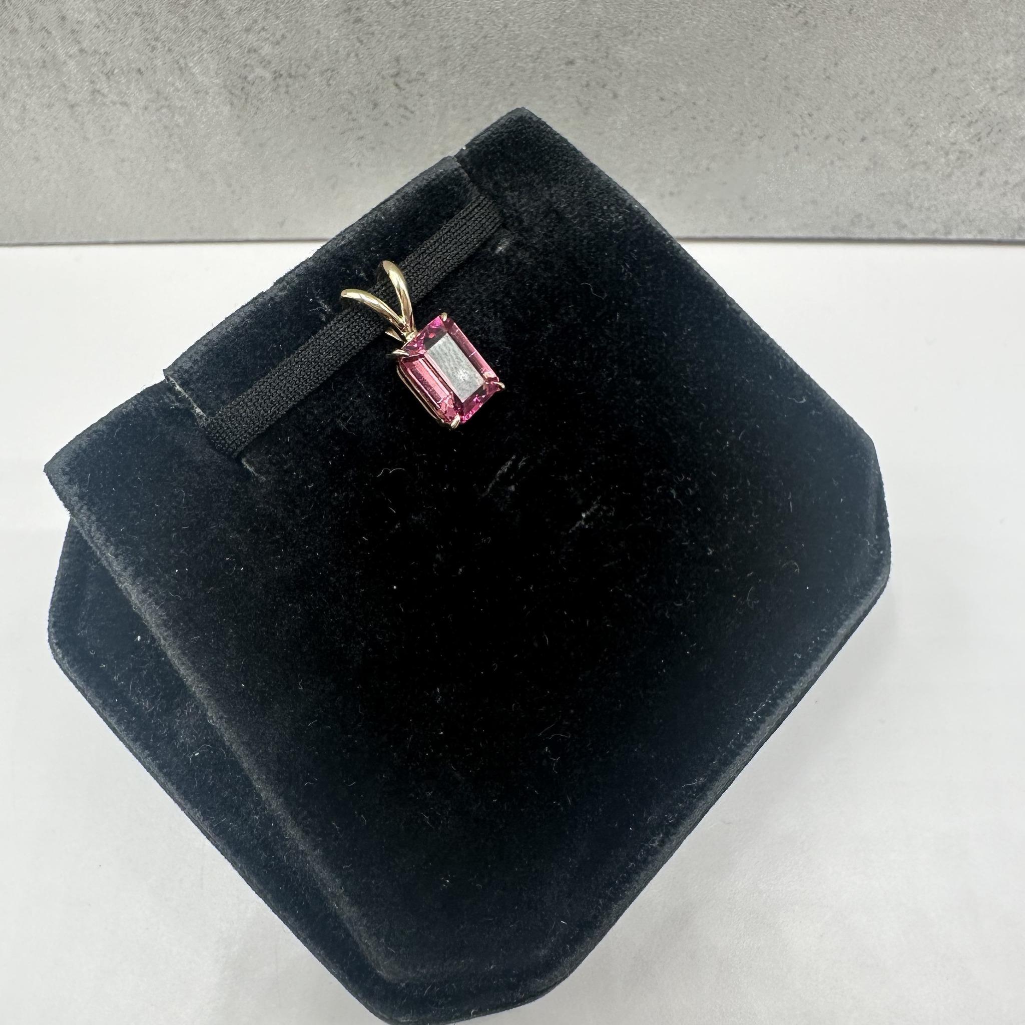 Dieser atemberaubende Anhänger aus 14-karätigem Gelbgold mit einem rosa Turmalin im Smaragdschliff mit einem Gewicht von 1,4 Karat bietet einen leuchtenden und auffälligen Farbton. Mit einem Gewicht von nur 0.7 Gramm ist er leicht und perfekt für