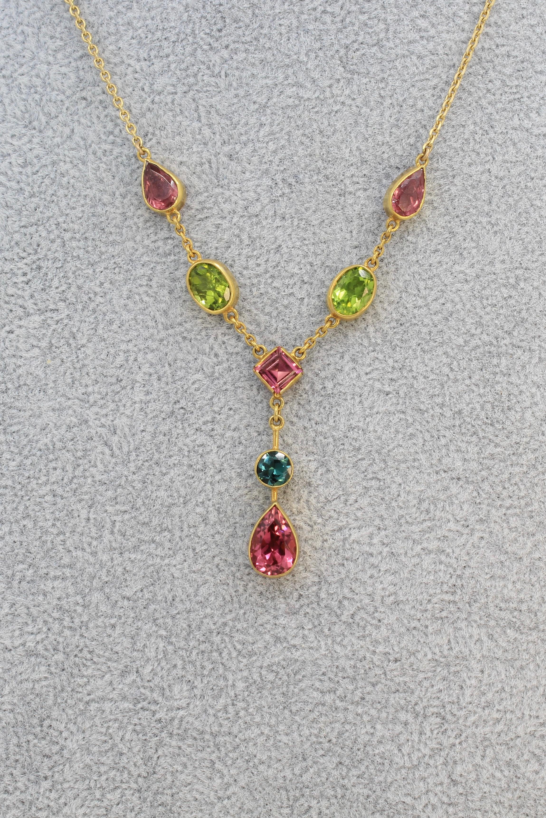 Eine wirklich einzigartige und lebendige Lavalier-Halskette aus rosa Turmalin, blauem Turmalin und Peridot, wie man sie heutzutage nur noch selten sieht. Die sieben (7) Edelsteine sind alle in 14K Gelbgold eingefasst. Alle Edelsteine sind hell und